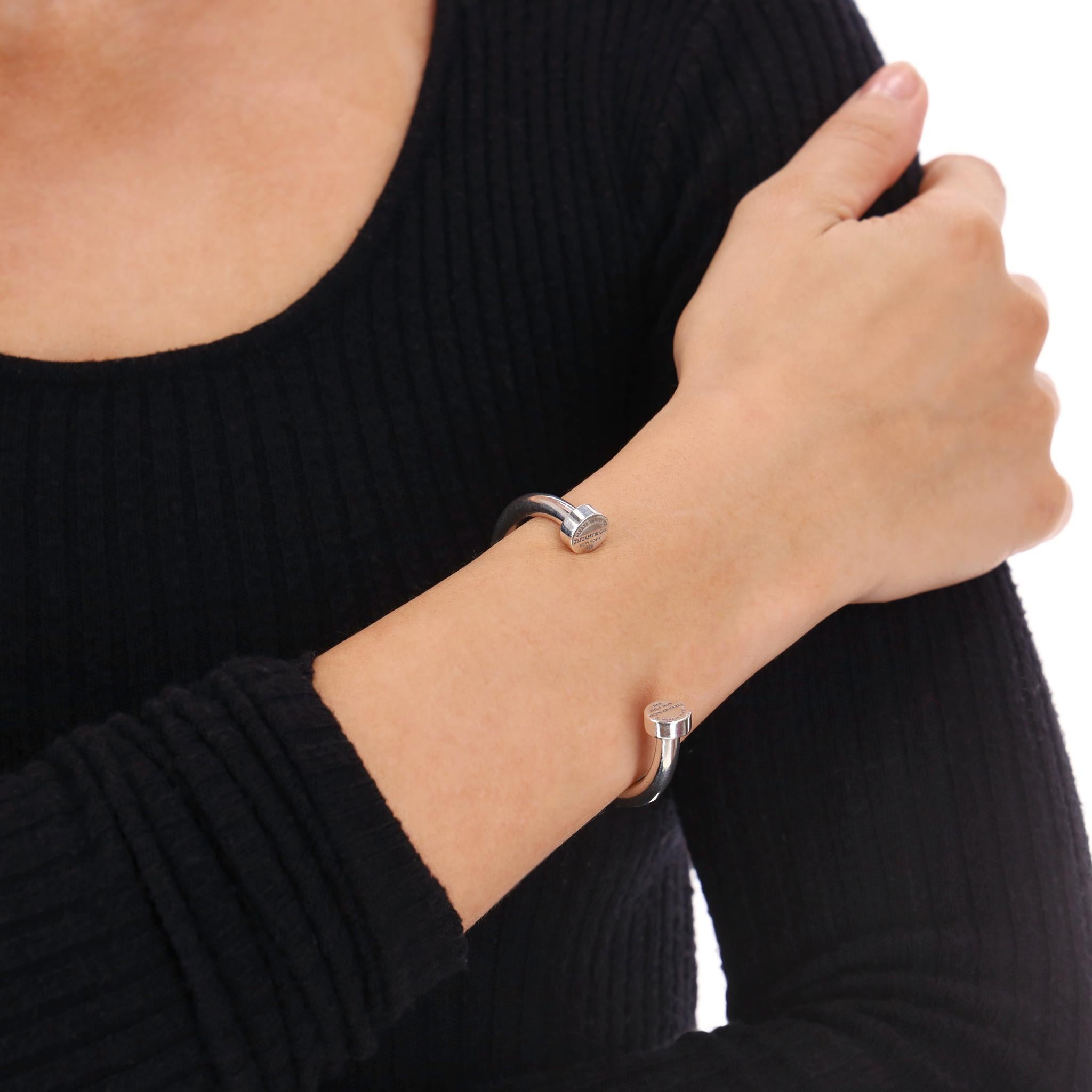 Oggetto raro - Bracciale Tiffany & Co. 'Return To Tiffany' in argento 925

Dalla collezione Return to Tiffany, questo bracciale si ispira al classico portachiavi introdotto da Tiffany nel 1969.

Pesante, solido e realizzato in argento sterling 925