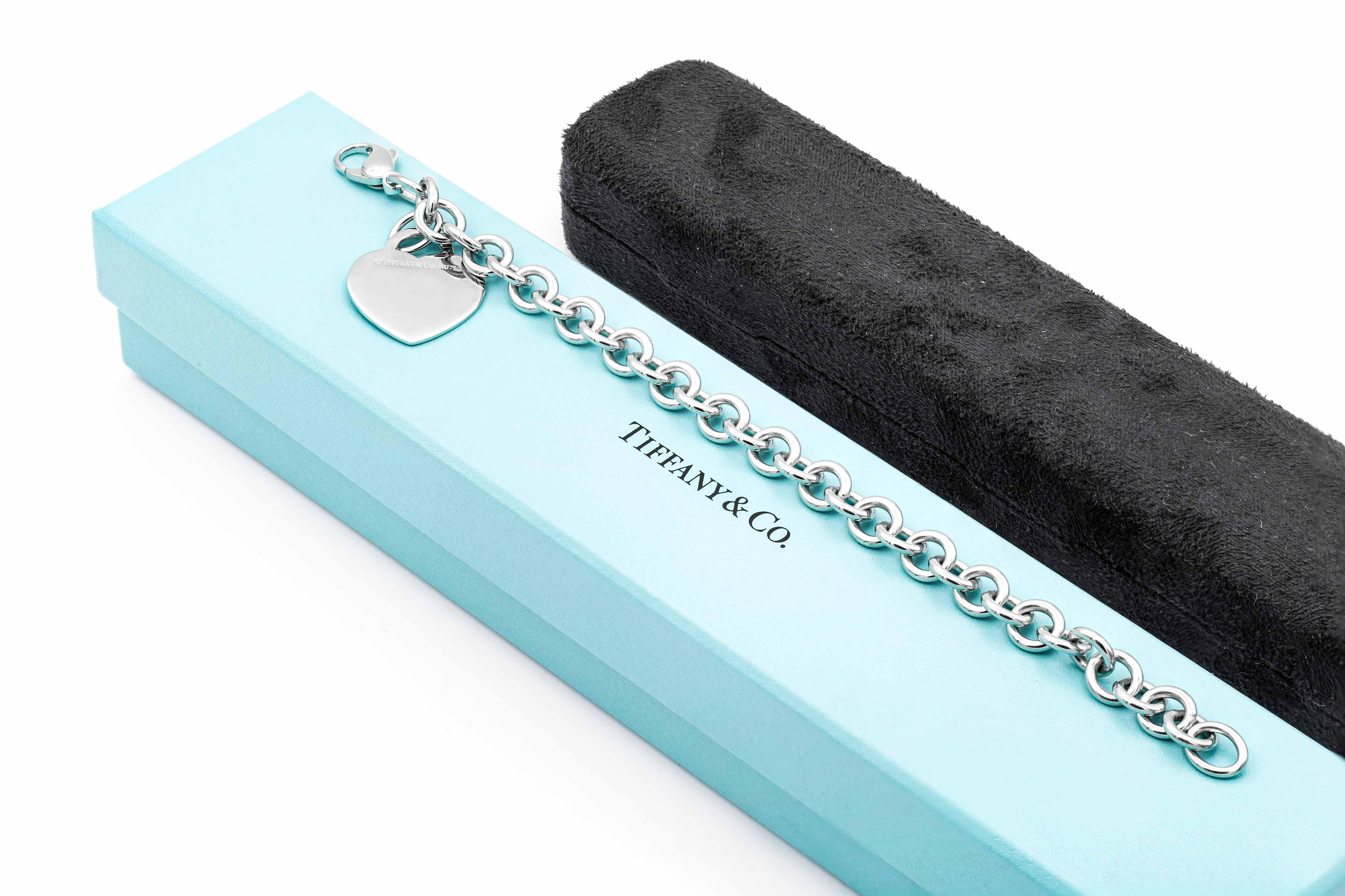 Tiffany & Co. Return to Tiffany bracelet
SOLID 18K WHITE GOLD!!! w/ diamonds in the Heart charm (0.15ct)
29.7grm
7 inch long
Comes w/ original box
In excellent condition!