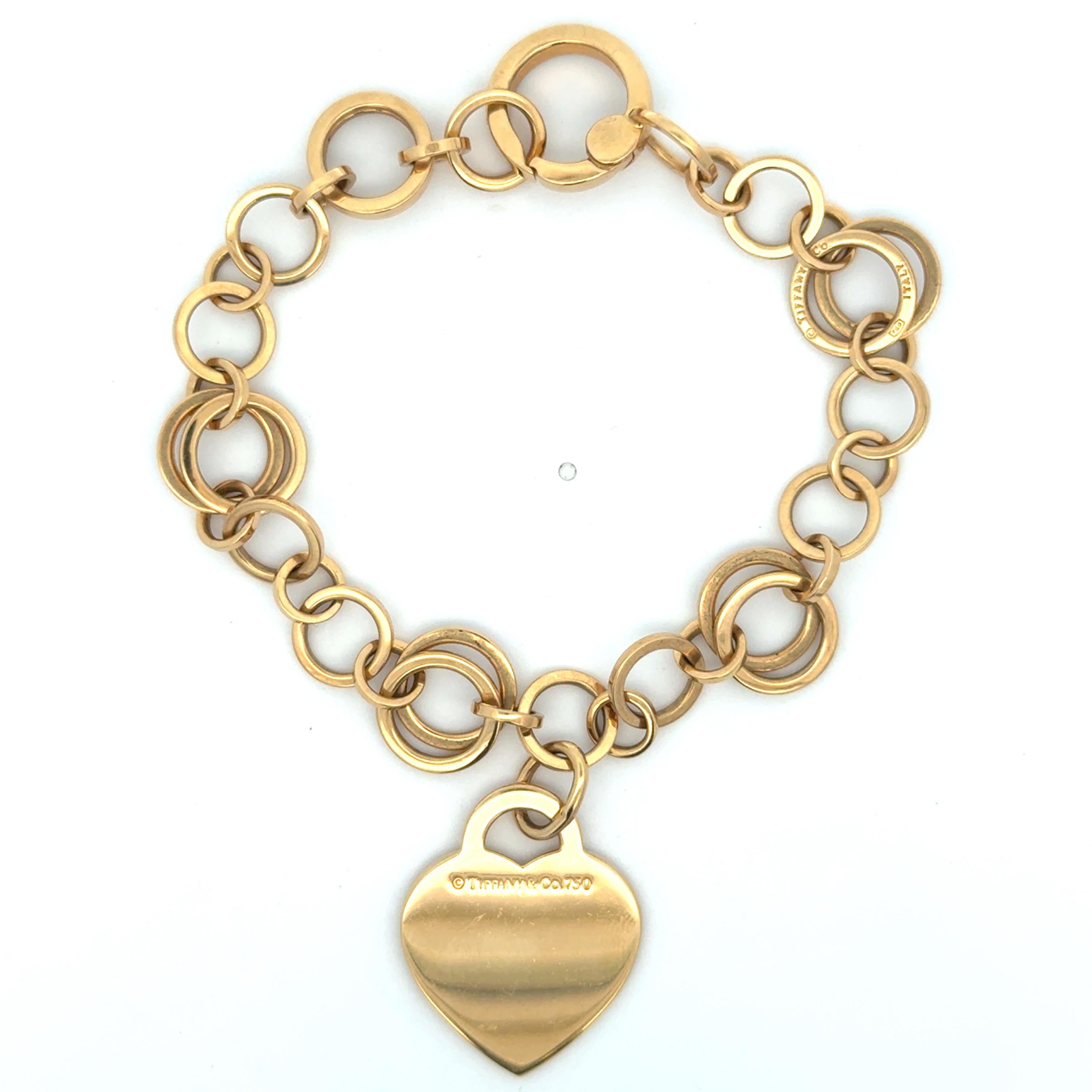 Tiffany & Co. Retourner à Bracelet Tiffany en or jaune 18K. Le bracelet comporte une étiquette en forme de cœur signée 