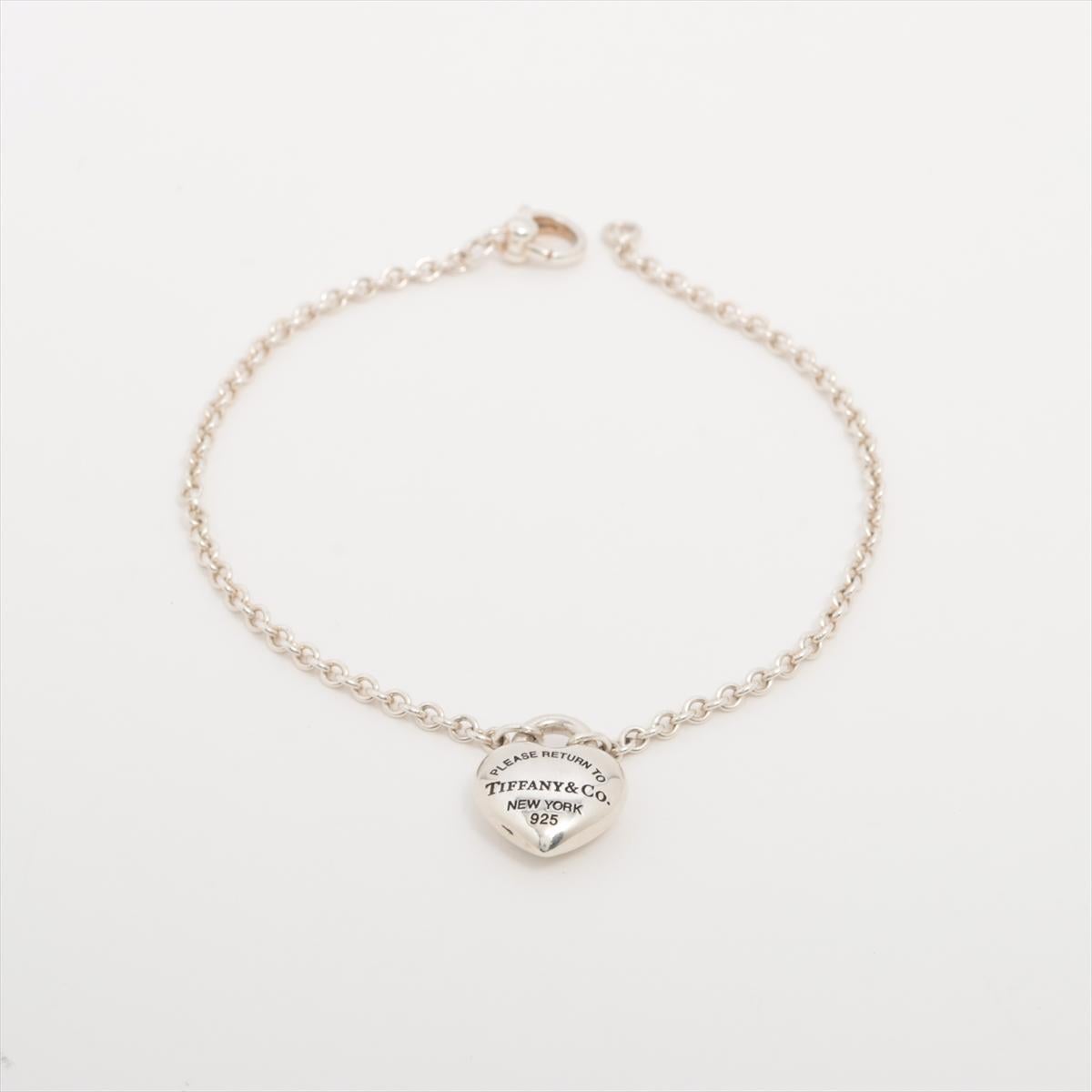 The Tiffany & Co. Return to Tiffany Full Heart Bracelet in Silver is a timeless and elegant piece inspired by the brand’s iconic collection. Crafted from sterling silver, the bracelet features a delicate chain-link design with a beautifully polished