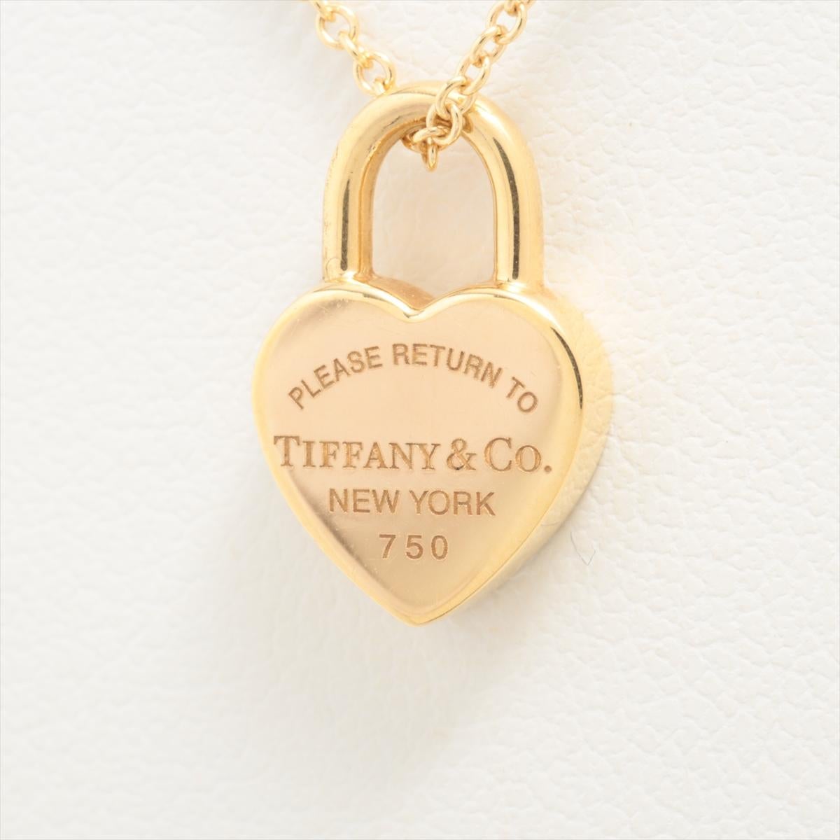 La Tiffany & Co. La collana Return To Tiffany Heart Lock in oro è un pezzo classico e iconico che incarna l'eredità del marchio di eleganza e artigianalità senza tempo. La collana presenta un ciondolo a forma di cuore ornato dall'iconica incisione