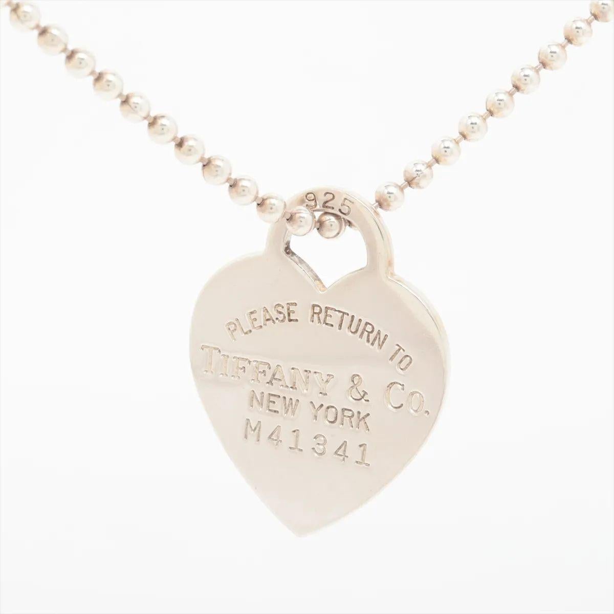 Die Tiffany & Co. Return to Tiffany Heart Tag Bead Chain Long Necklace ist eine moderne Interpretation eines beliebten Klassikers. Die Halskette ist mit einem polierten herzförmigen Anhänger versehen, auf dem die Unterschrift 