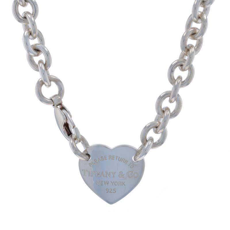 Prix de détail : 950

Marque : Tiffany & Co.
Collectional : Retour à Tiffany
Design :  Étiquette en forme de cœur

Contenu métallique : Argent sterling

Style de chaîne : Câble
Style du collier : Chaîne
Type de fermeture : Fermoir à griffe de