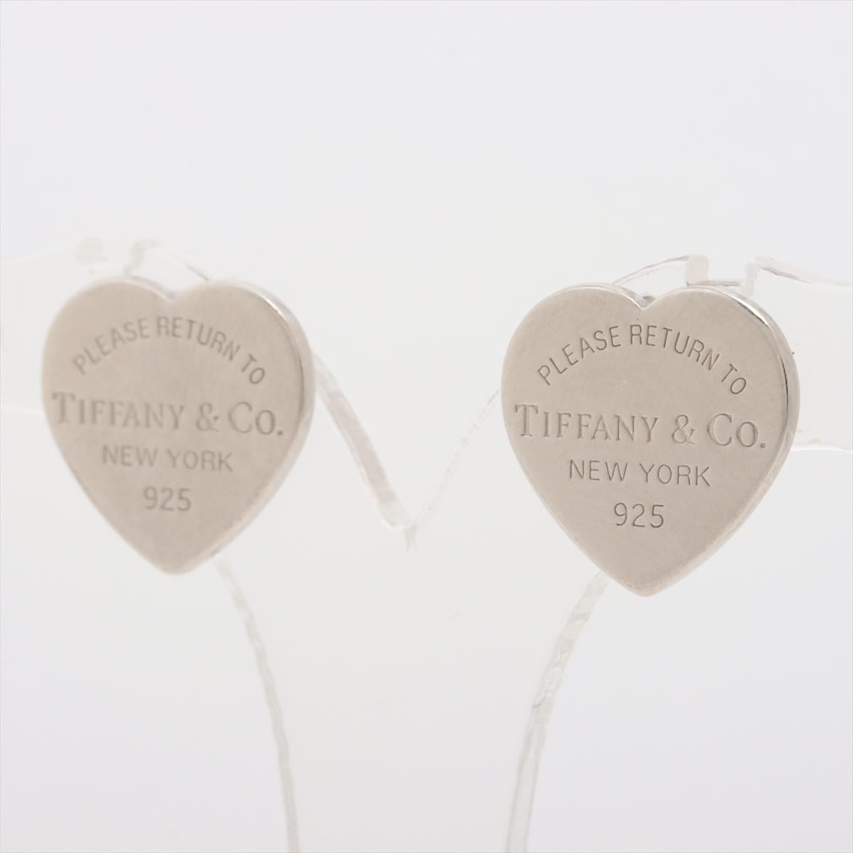 The Tiffany & Co. Return To Tiffany Heart Tag Stud Earring in Silver is a timeless and elegant accessory that exudes sophistication. Crafted from high-quality sterling silver, the stud earrings feature the iconic Return To Tiffany heart tag design,