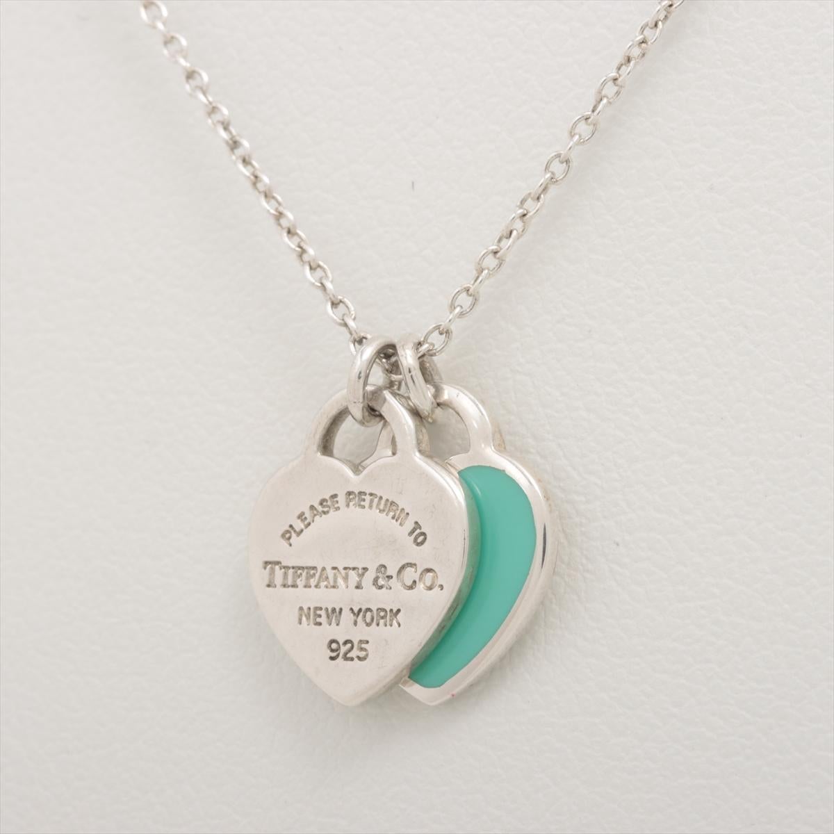 La Tiffany & Co. La collana Return to Tiffany Mini Double Heart Tag in blu è un pezzo delicato e iconico che incarna un'eleganza senza tempo. Questa bellissima collana presenta due graziose targhette a forma di cuore, una in argento sterling e