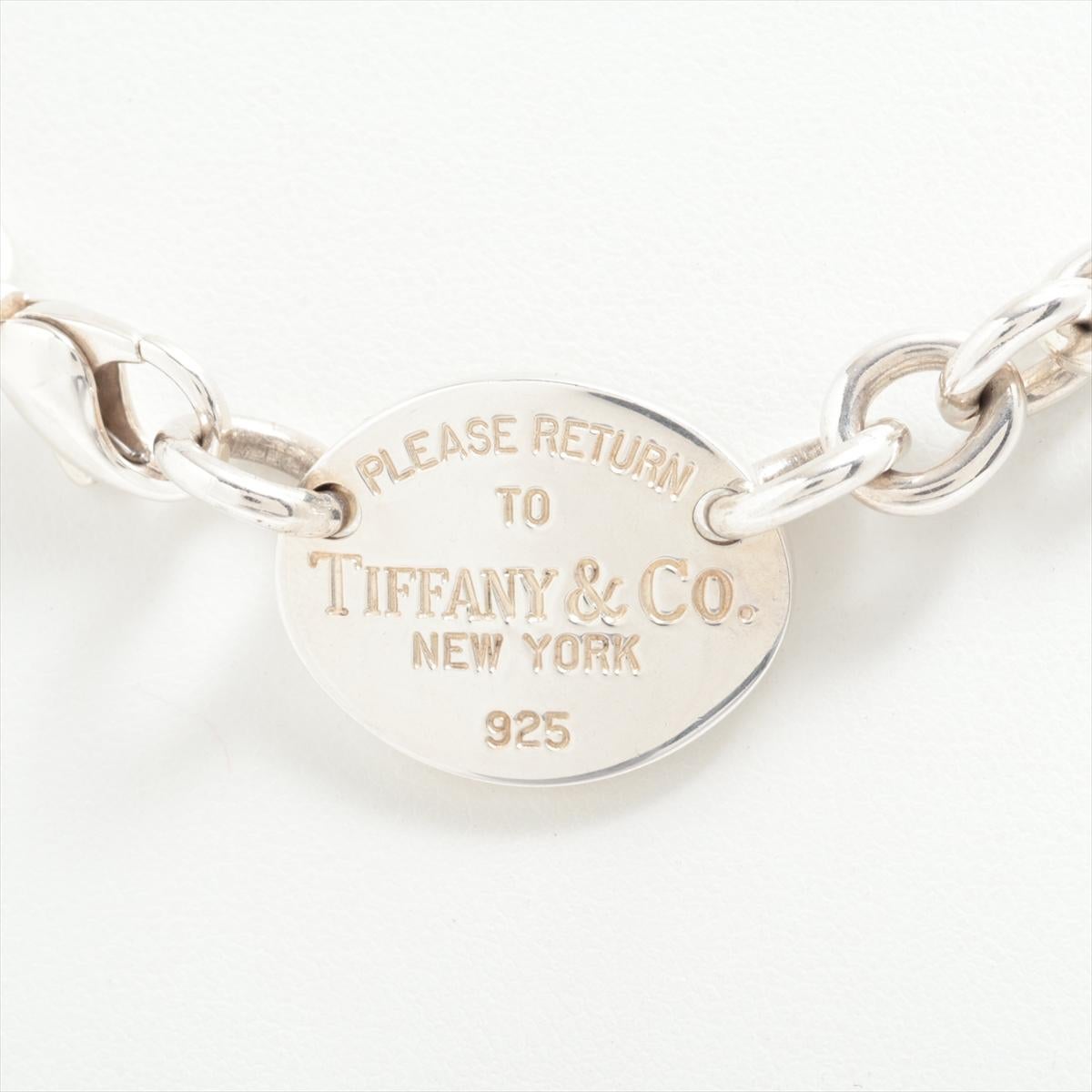 The Tiffany & Co. Return To Tiffany Oval Tag Necklace in Silver is an iconic and timeless piece of jewelry that epitomizes elegance and sophistication. Crafted from high-quality sterling silver, the necklace features a classic oval-shaped pendant