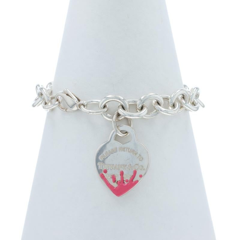 Marque : Tiffany & Co.
Collectional : Retour à Tiffany & Co.
Design :  Bracelet Splash rose

Contenu métallique : Argent sterling

Style de chaîne : Câble
Style de bracelet : Chaîne à breloques
Type de fermeture : Fermoir à griffe de