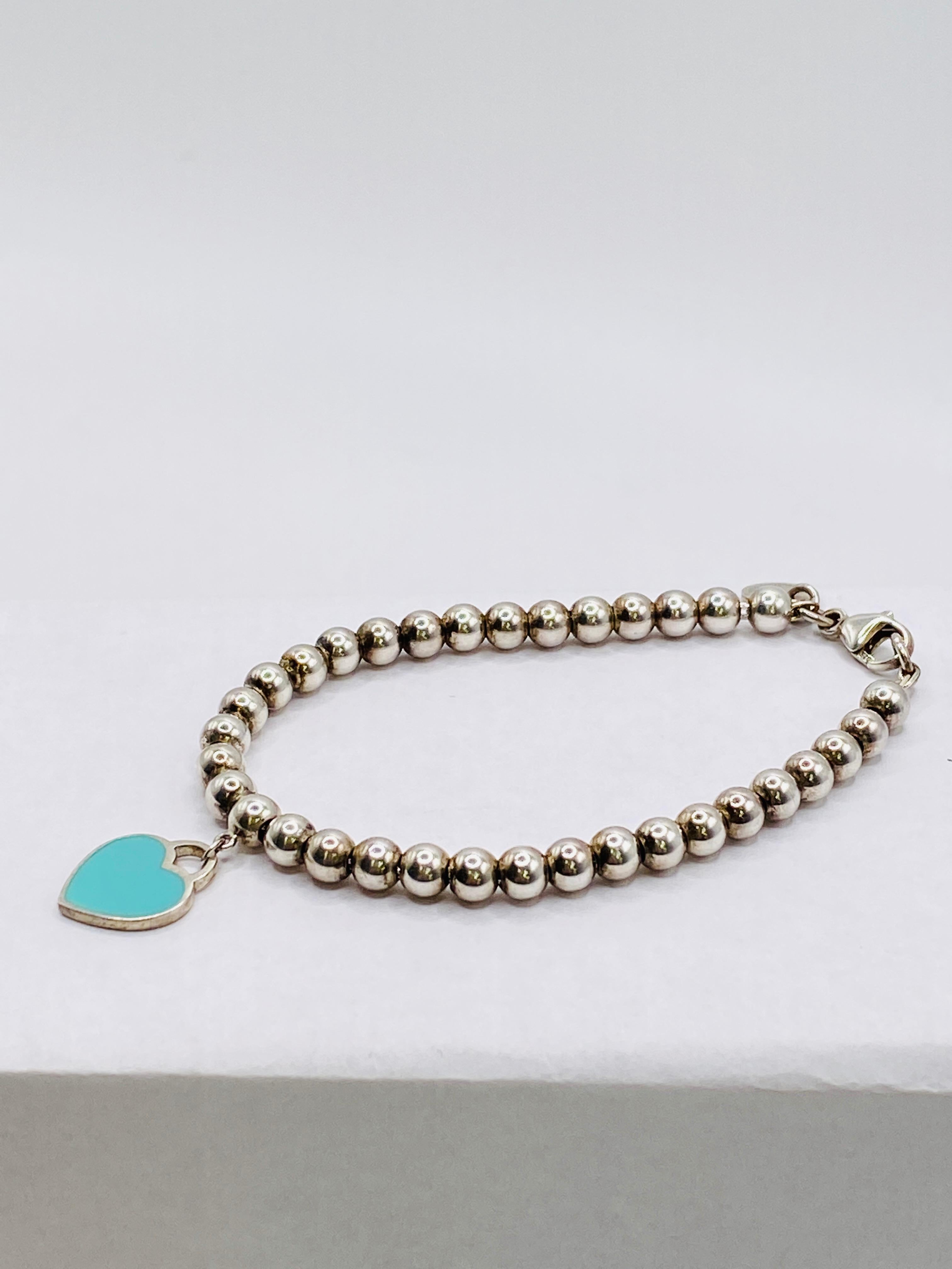 Tiffany & Co Return to Tiffany Sterling Silver Bead Bracelet with Heart Pendant In Good Condition In DALLAS, TX
