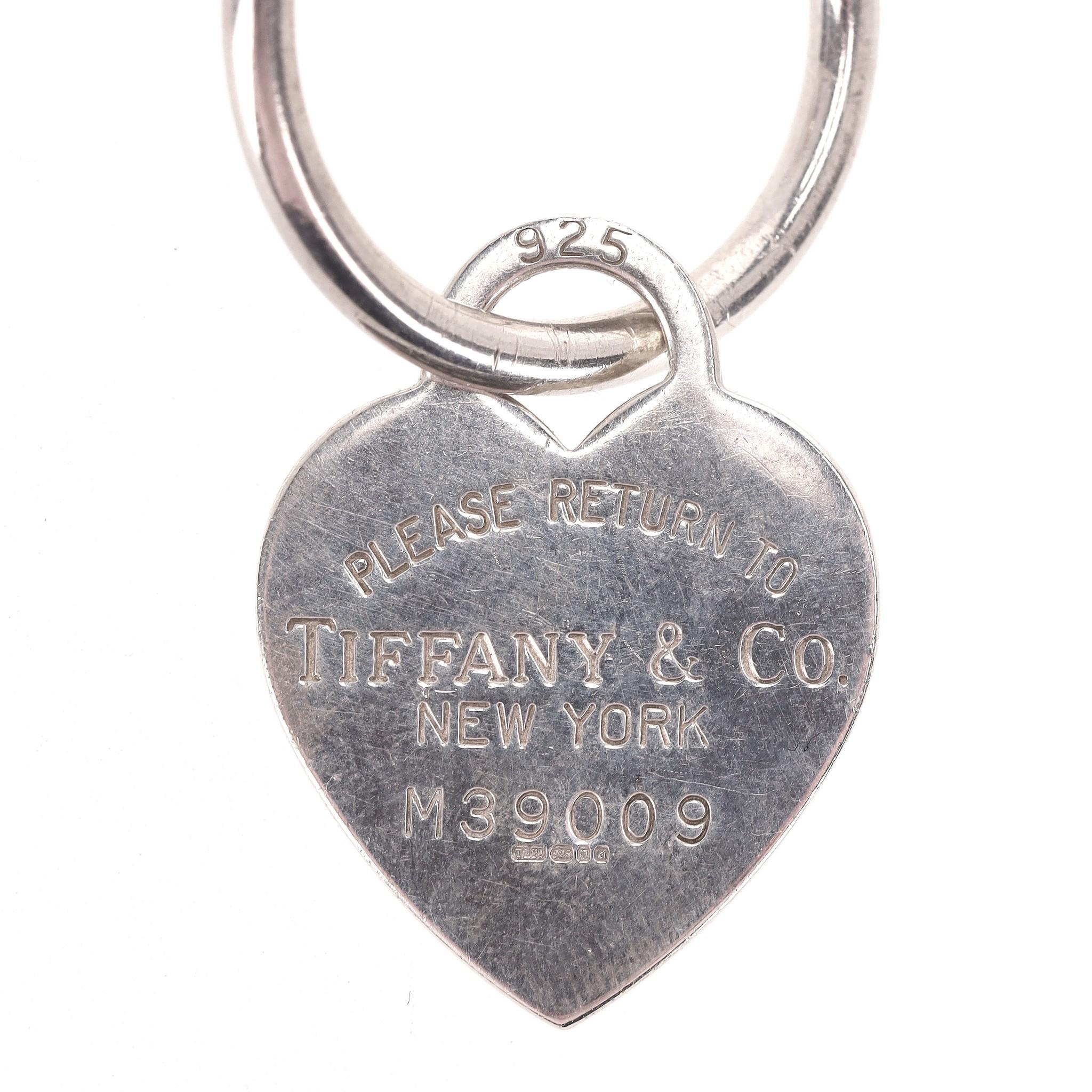 Anello portachiavi in argento Tiffany & Co.

L'iconico cuore d'amore con inciso 