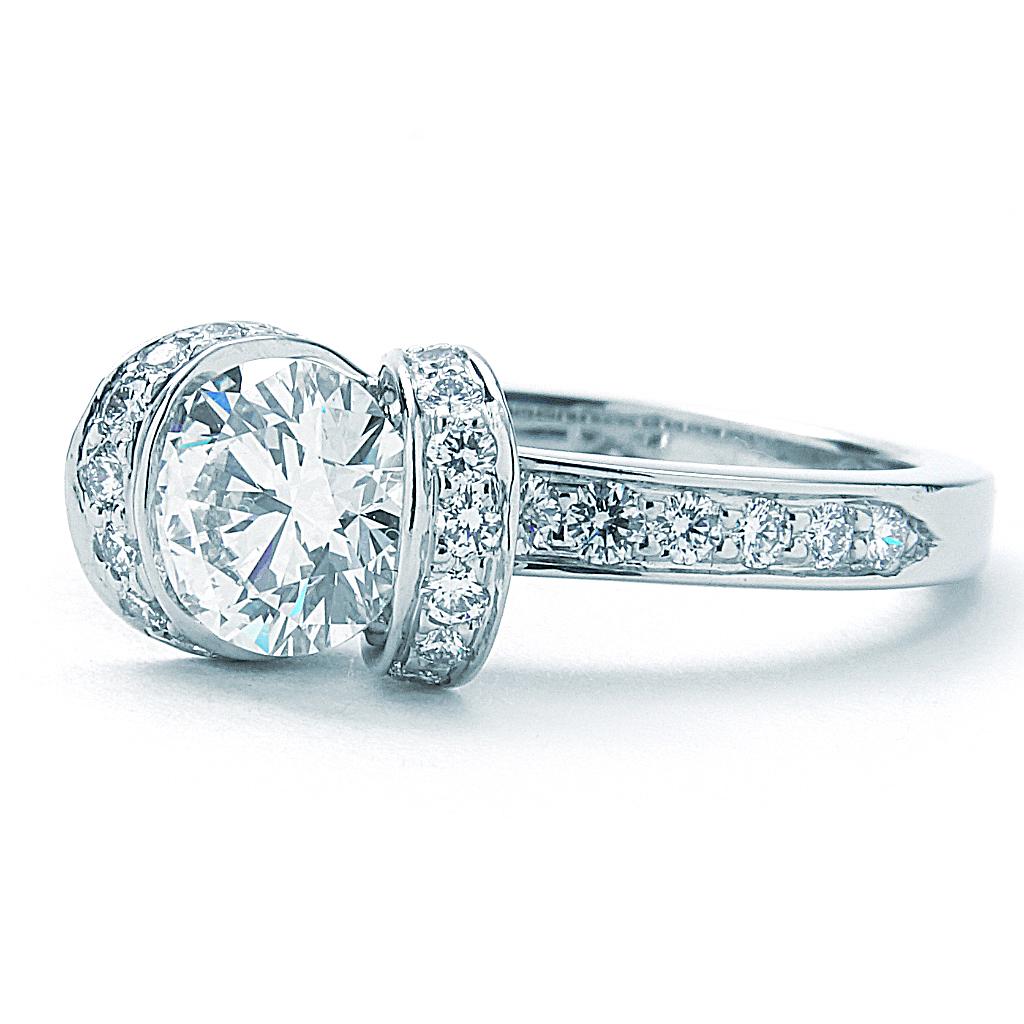 Taille ronde Tiffany & Co. Bague de fiançailles à ruban de 0,82 carat au centre IVS1 en vente