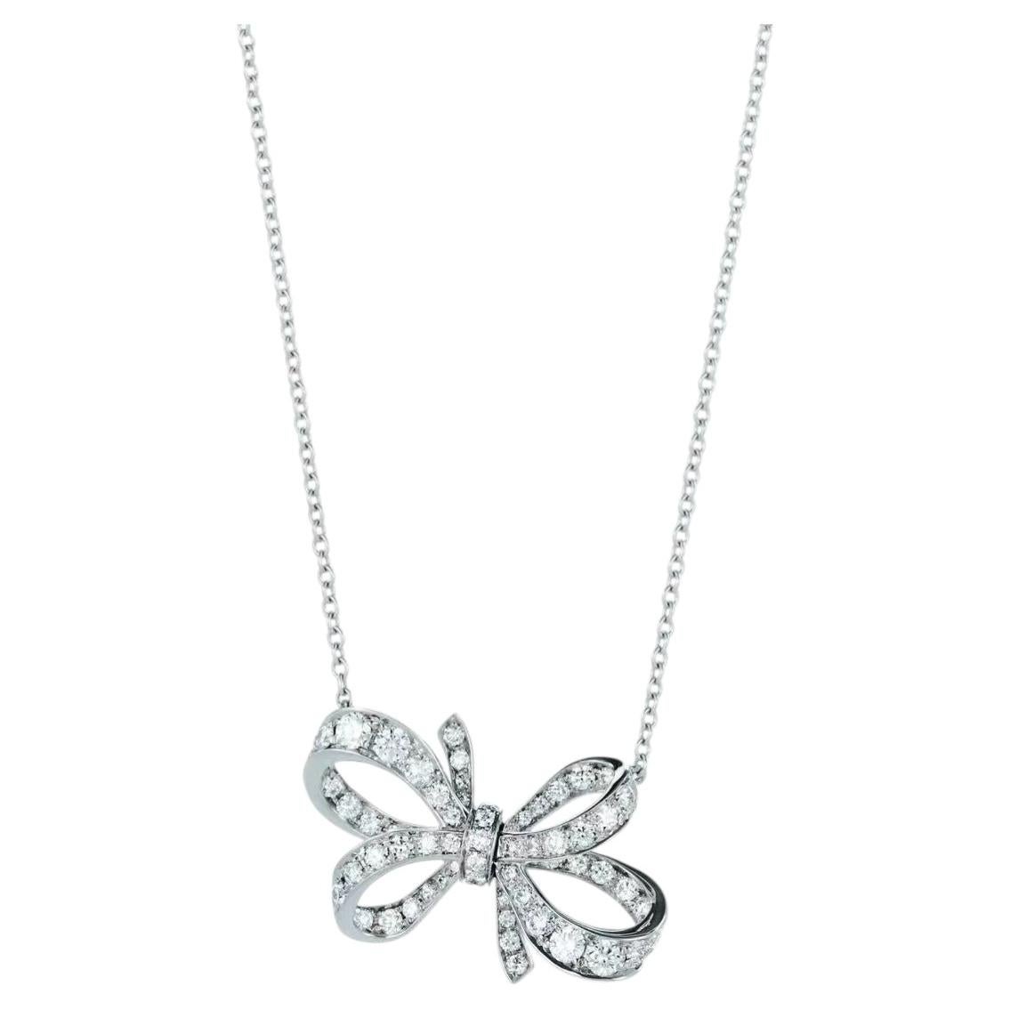 Tiffany & Co. Collier « Ribbon-Bow » en or blanc 18 carats, entièrement pavé de diamants, en forme de nœud