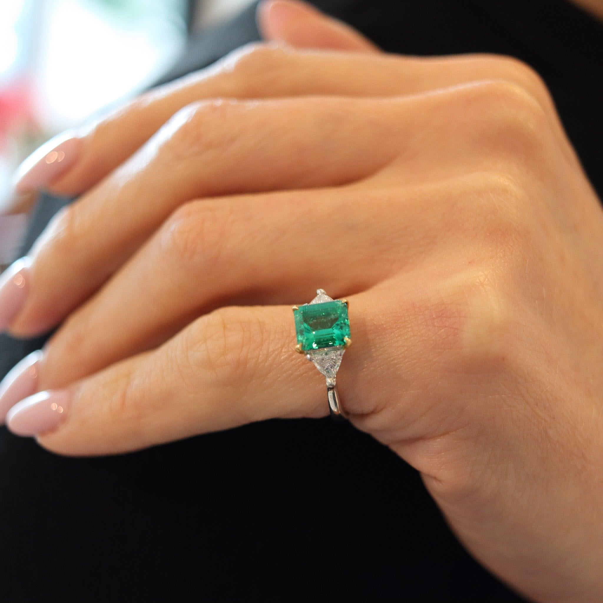 Un anillo de esmeraldas y diamantes diseñado por Tiffany & Co.

Se trata de un extraordinario anillo de tres piedras creado en Nueva York por Tiffany & Co, en la década de 1990. El anillo se elaboró con motivos clásicos en platino macizo de