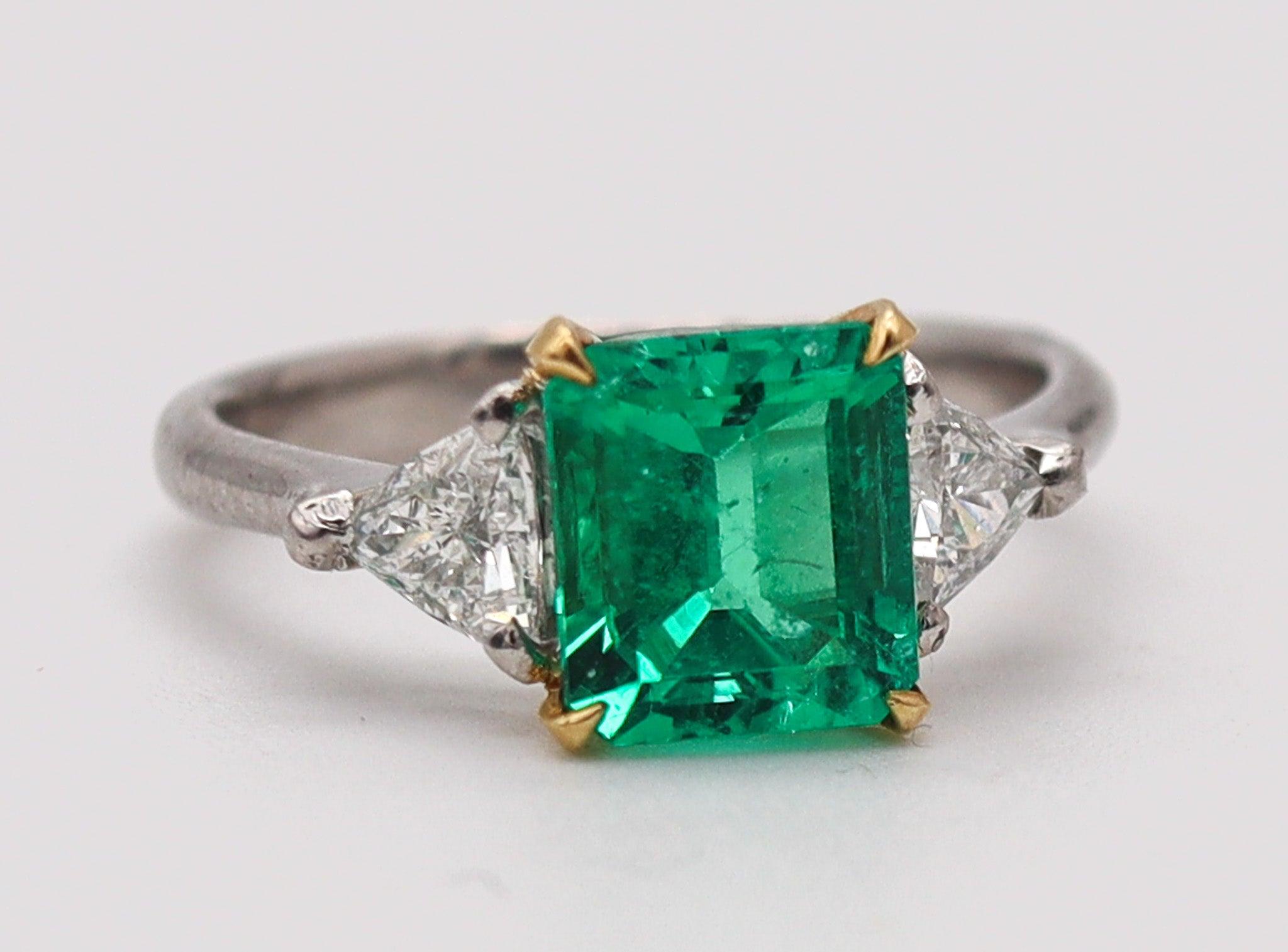 TIFFANY & CO. Anillo De Platino Y Oro De 18 Quilates Con Esmeralda Y Diamantes De 2,13 Quilates Modernista
