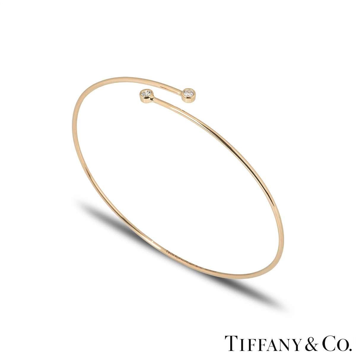 Ein Armreif aus 18 Karat Roségold aus der Elsa Peretti Collection'S von Tiffany & Co. Der Armreif ist mit 2 runden Diamanten im Brillantschliff besetzt, insgesamt 0,23ct. Der Armreif passt an ein Handgelenk von bis zu 6,2 Zoll und hat ein Gewicht