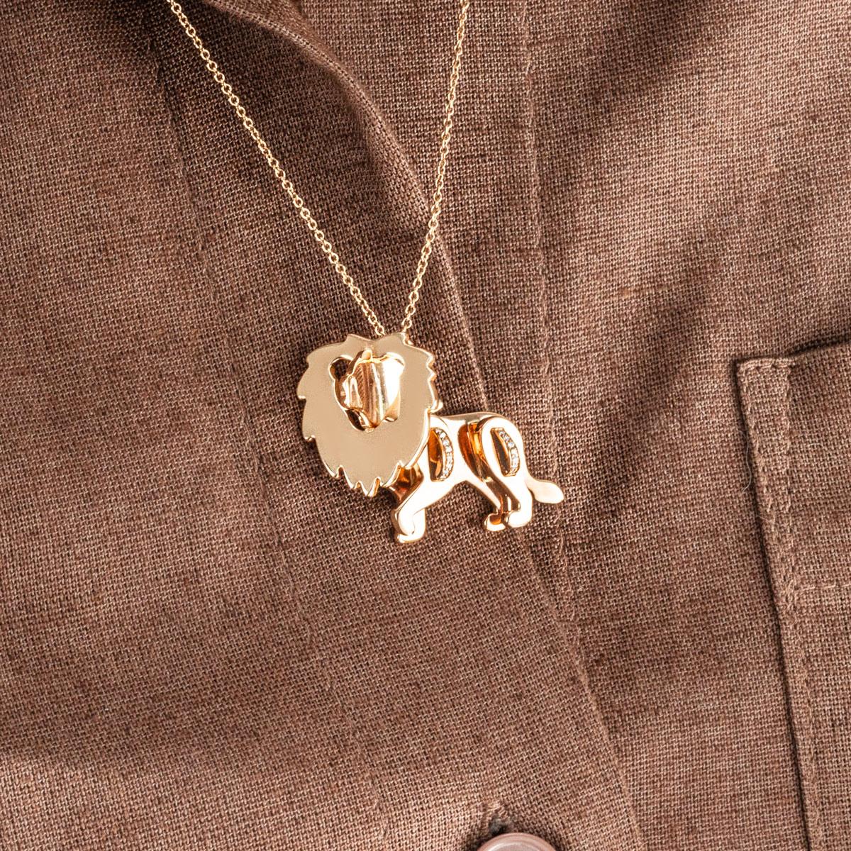 Un pedante Save The Wild Lion de oro rosa de 18 quilates de Tiffany & Co. El colgante de oro rosa con motivo de león tiene dos de sus patas engastadas con un total de 15 diamantes redondos de talla brillante. Suspendida de una cadena de trazo de 20