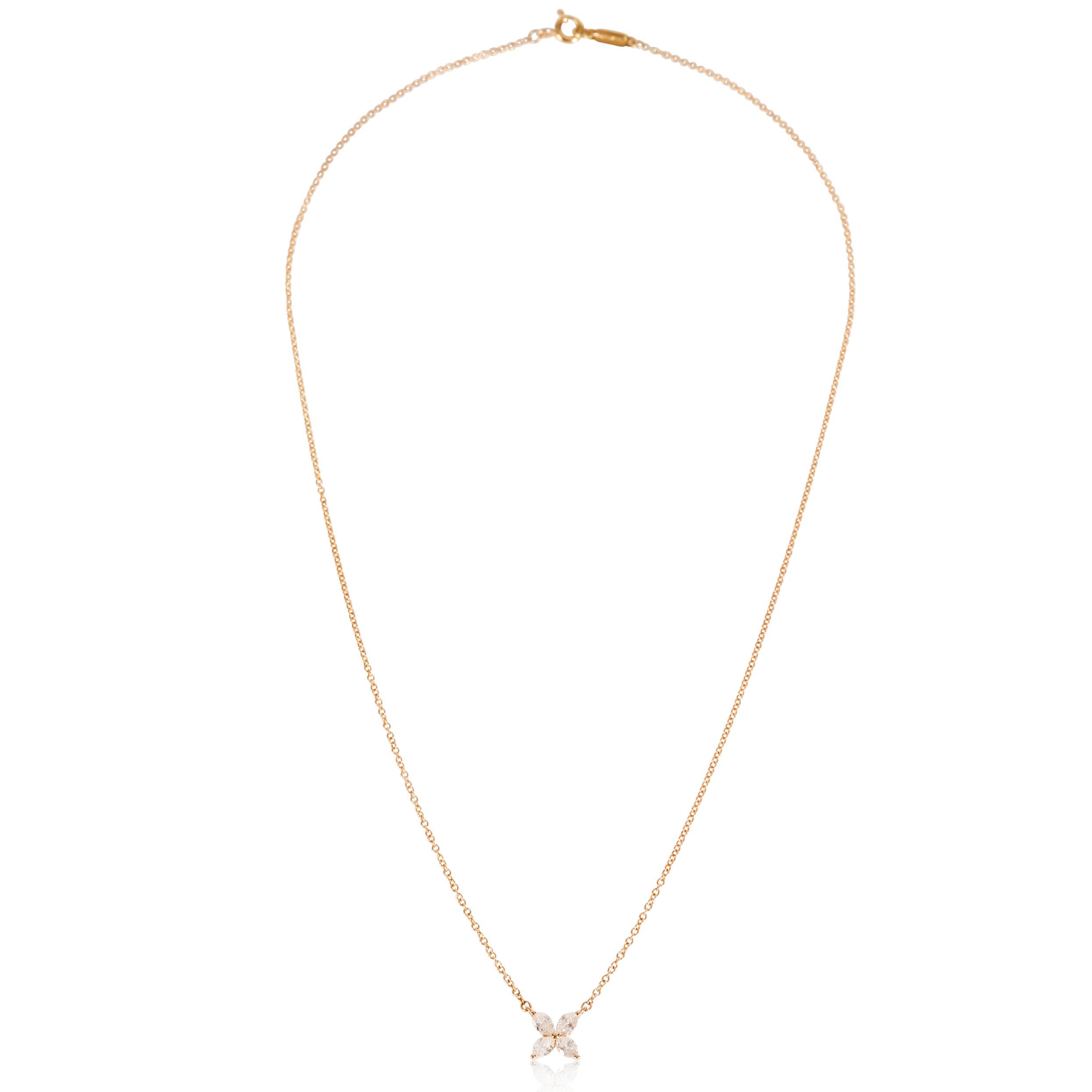 DETTAGLI PRIMARI
SKU: Z148542
Marchio: Tiffany & Co.
Collection'S: Piccolo modello Victoria
Tipo di metallo: Oro rosa
Purezza del metallo: 18k
Lunghezza catena o bracciale (in): 16
Gioielli usati Condizioni: Eccellente

INFORMAZIONI SULLA PIETRA