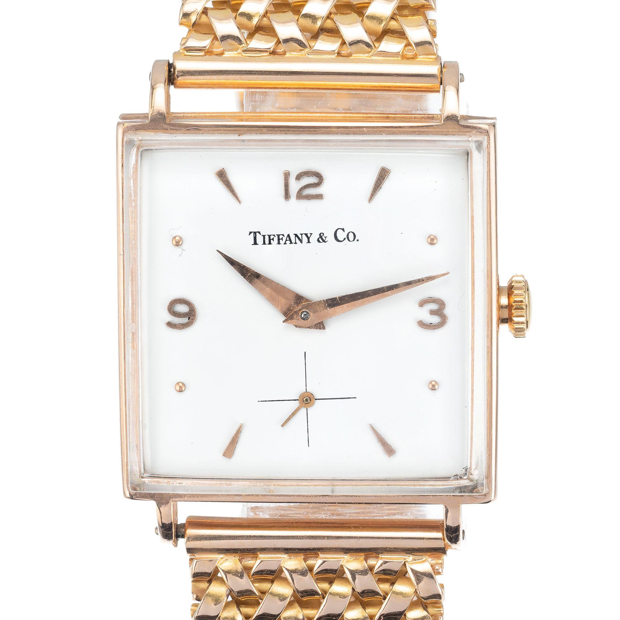 1950's Tiffany & Co Universal Geneve 18k Rose Gold Uhr mit Rose Gold Mesh-Band und off weißes Zifferblatt mit Rose Gold Markierungen und Zeiger.

18k Roségold
70.5 Gramm
Riemenlänge: 7 ¼ bis 7 5/8 Zoll
Länge: 34,75 mm
Breite: 27 mm
Breite des Bandes