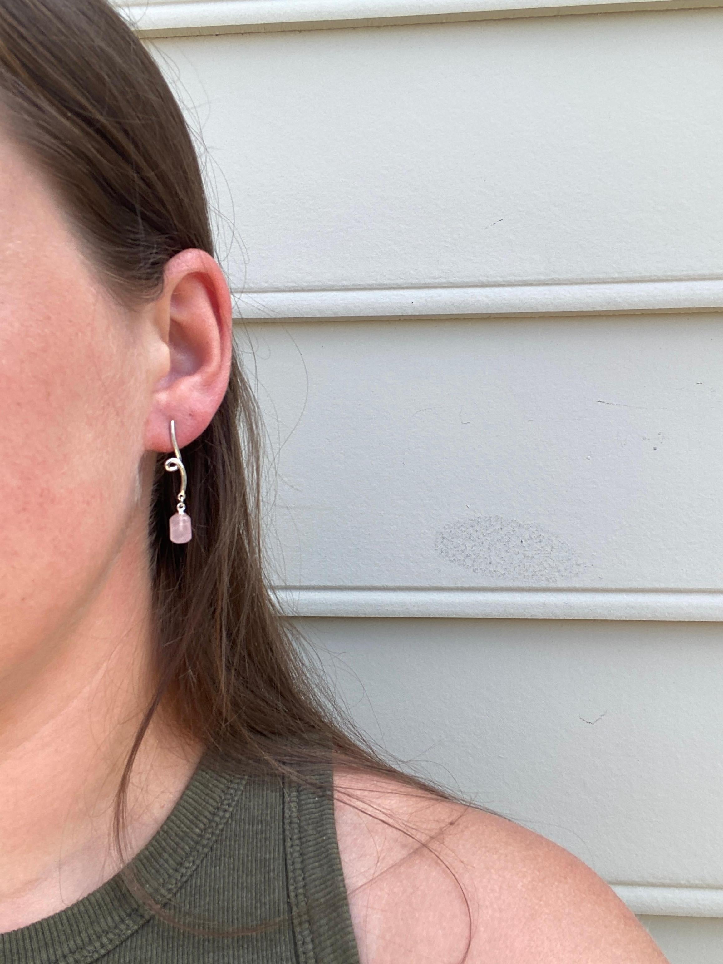 Tiffany & Co Boucles d'oreilles pendantes en quartz rose, argent, longueur 1,5 pouces en vente 1