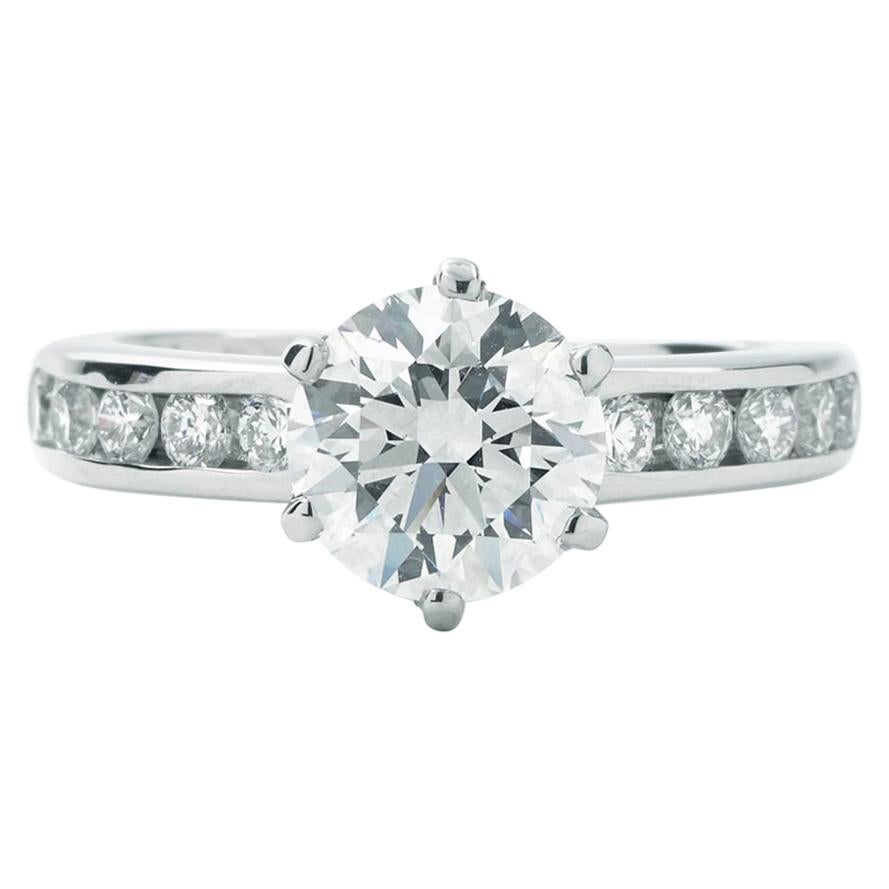 Tiffany & Co. Bague de fiançailles ronde à anneau central de 1,37 carat GVS1