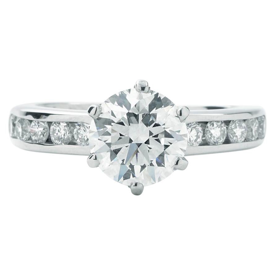 Tiffany & Co. Runder Verlobungsring mit 1,37 Karat in der Mitte GVS1