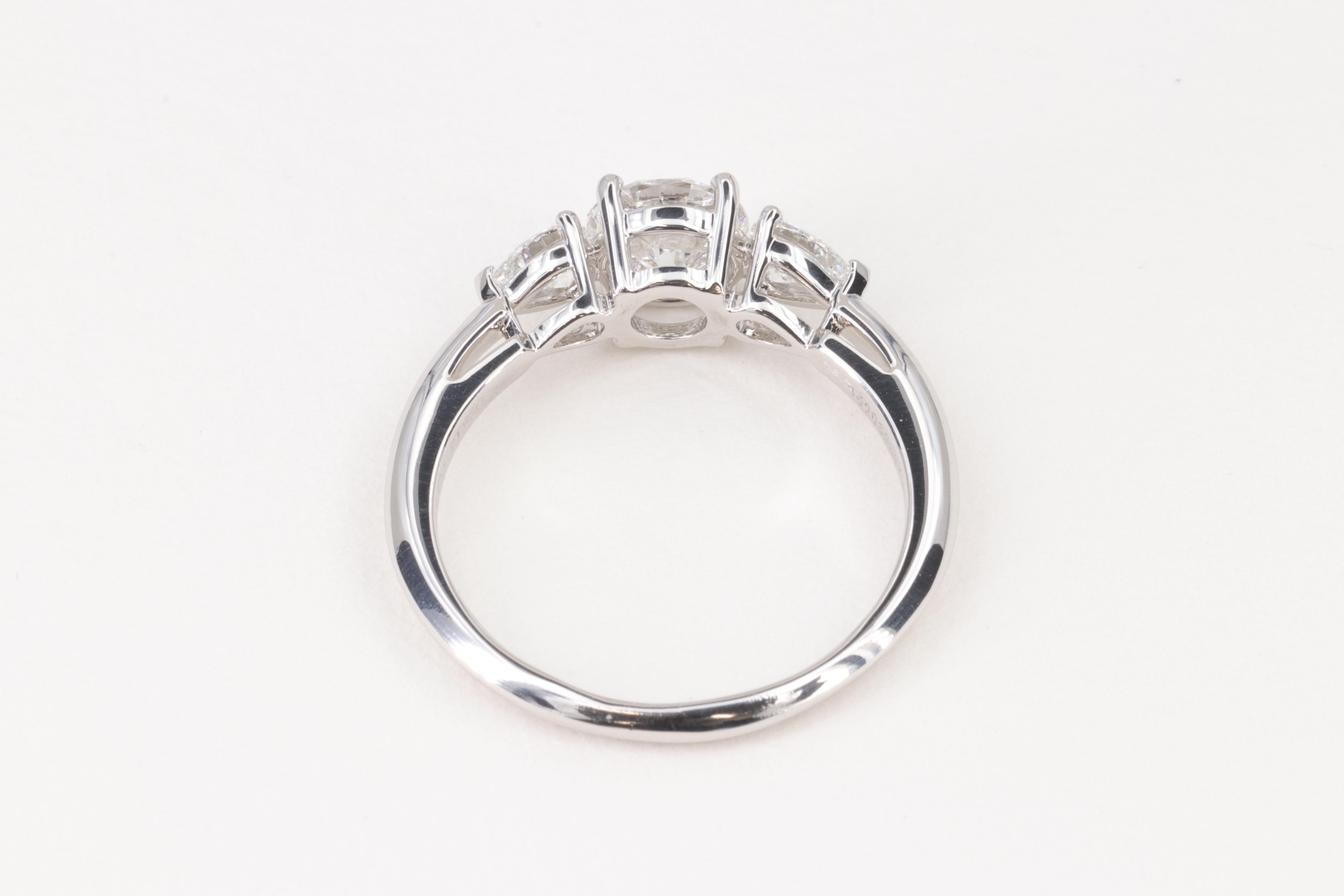 Tiffany & Co. Runder und birnenförmiger Verlobungsring mit 3 Steinen aus Platin 6
