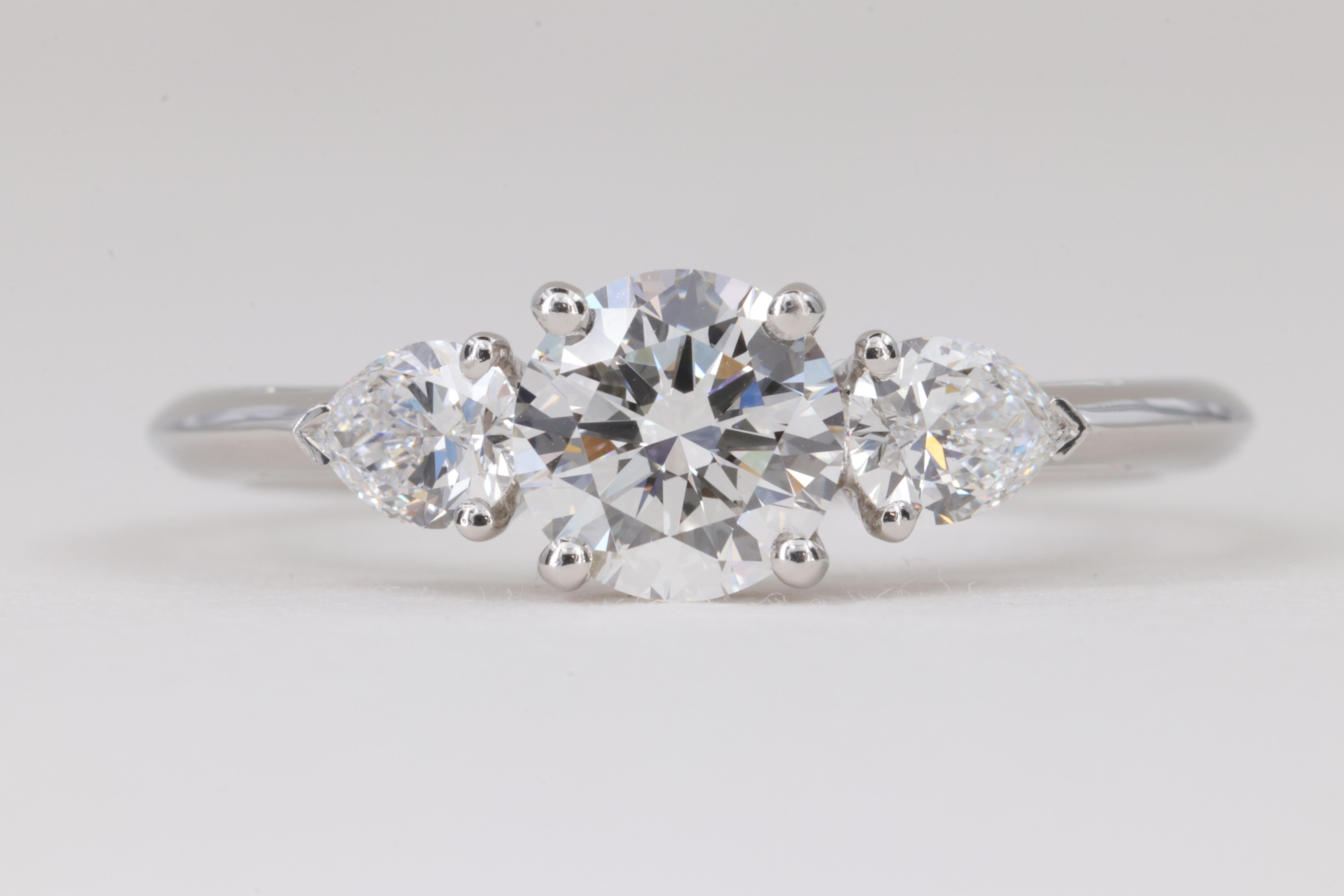 Tiffany & Co. Runder und birnenförmiger Verlobungsring mit 3 Steinen aus Platin (Rundschliff)