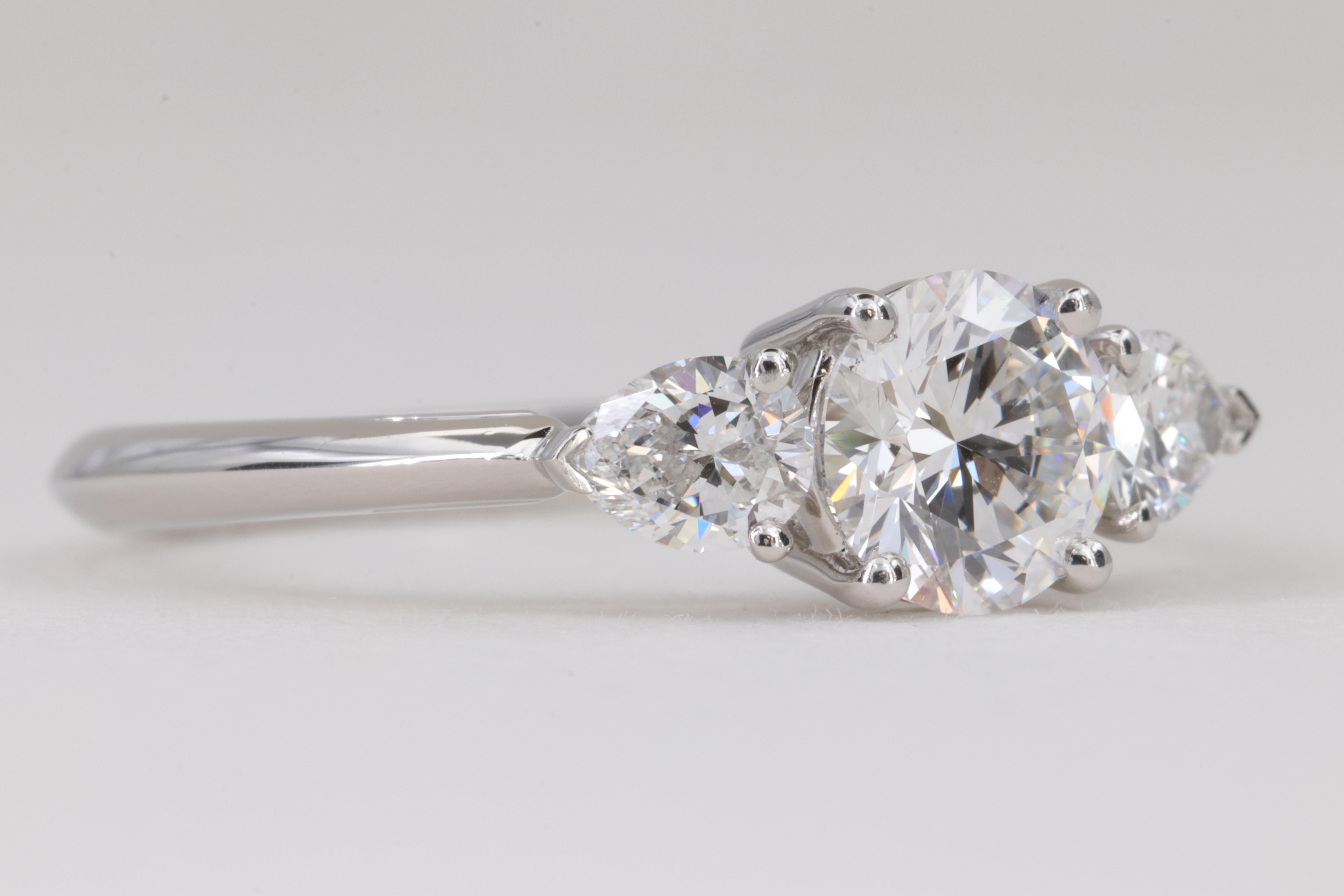 Tiffany & Co. Runder und birnenförmiger Verlobungsring mit 3 Steinen aus Platin im Zustand „Hervorragend“ in Tampa, FL