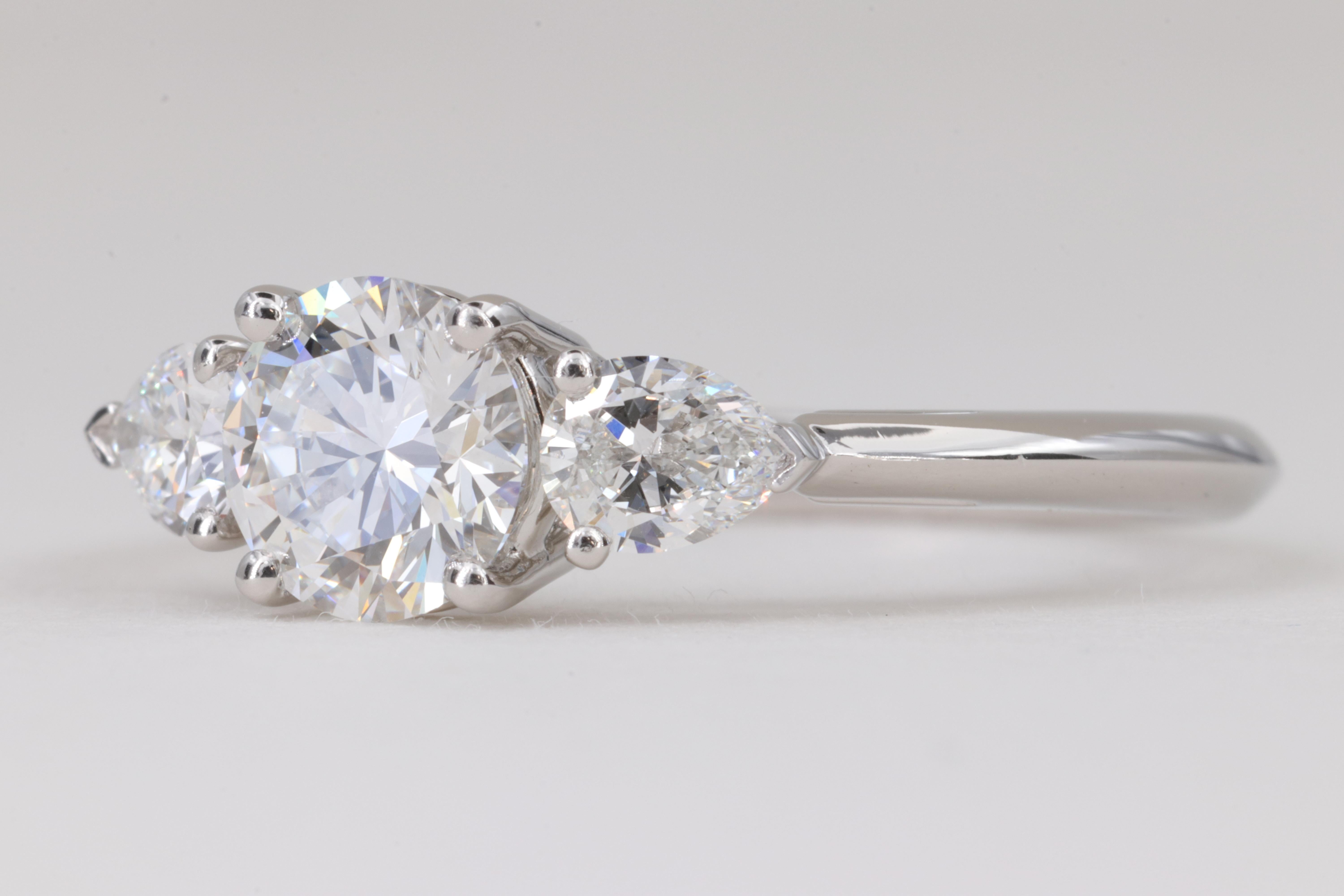 Tiffany & Co. Runder und birnenförmiger Verlobungsring mit 3 Steinen aus Platin für Damen oder Herren