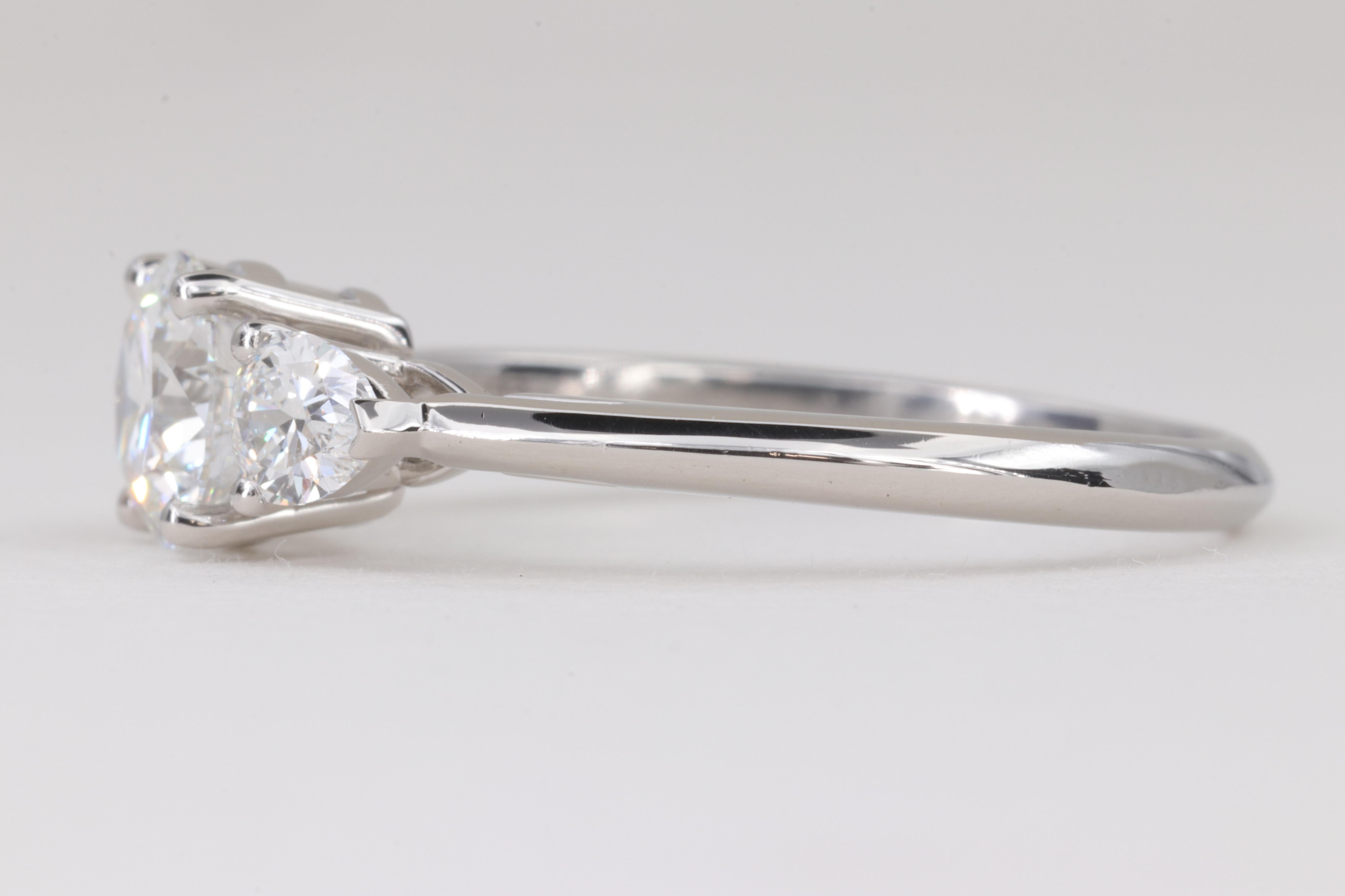 Tiffany & Co. Runder und birnenförmiger Verlobungsring mit 3 Steinen aus Platin 1