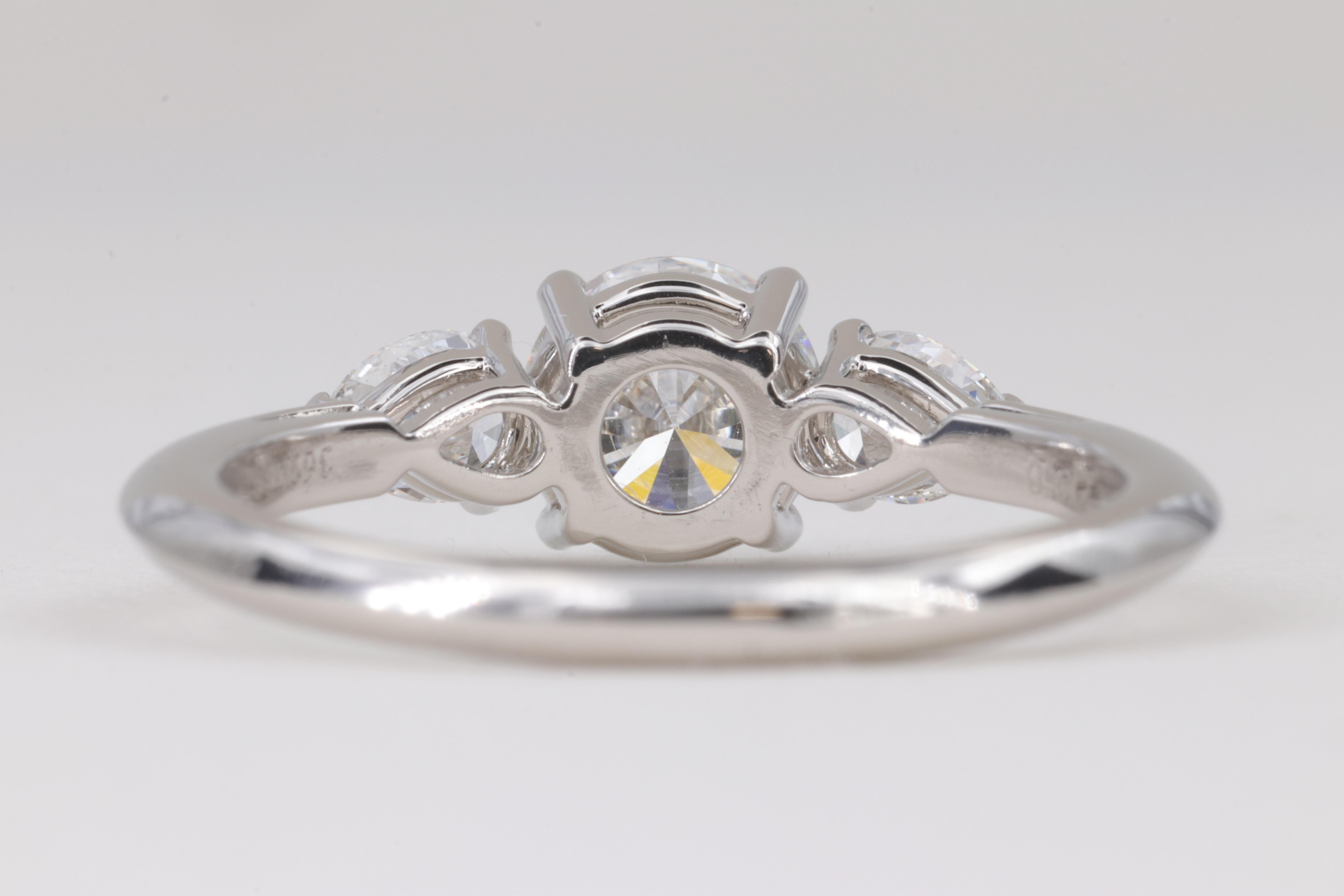 Tiffany & Co. Runder und birnenförmiger Verlobungsring mit 3 Steinen aus Platin 2