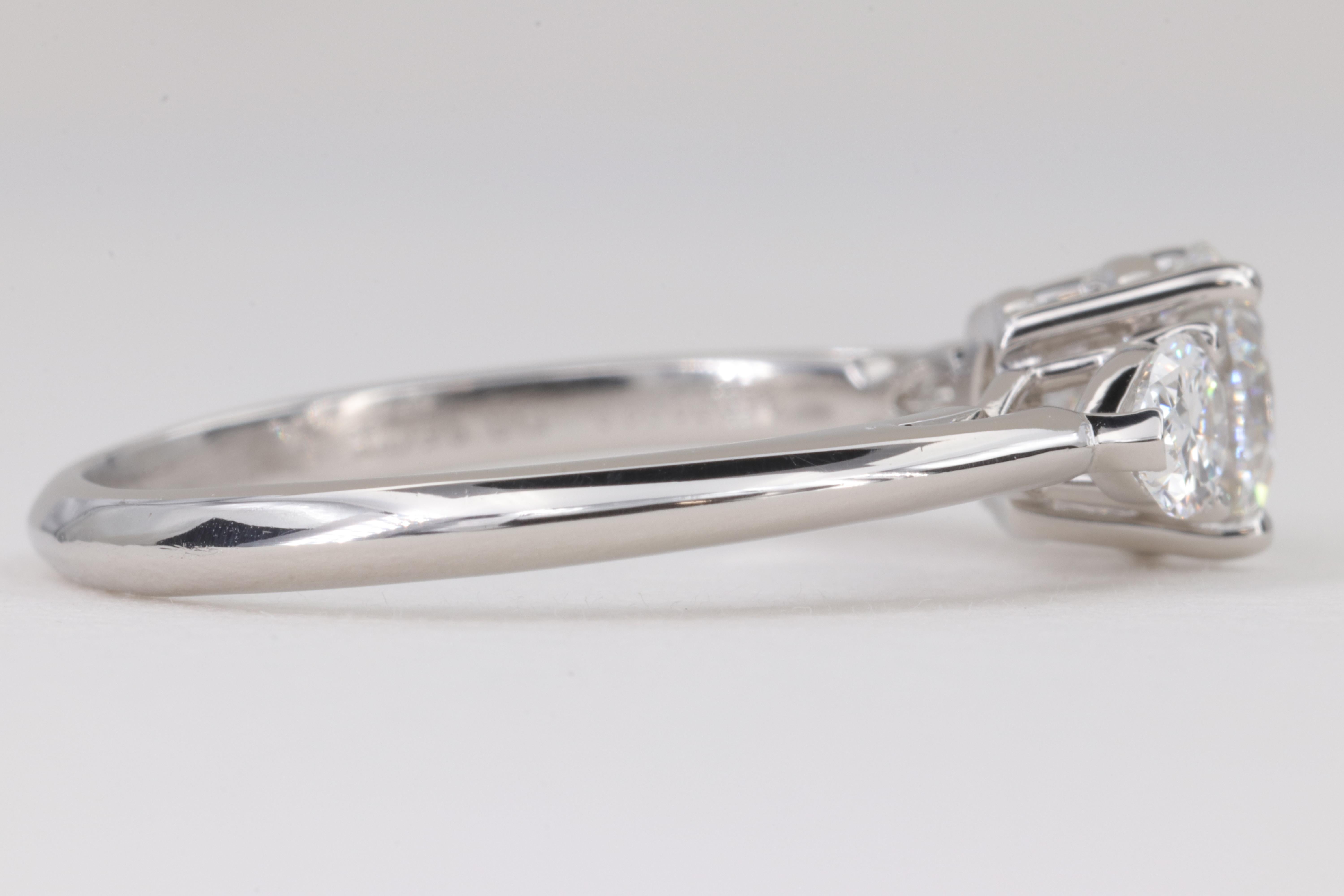 Tiffany & Co. Runder und birnenförmiger Verlobungsring mit 3 Steinen aus Platin 3