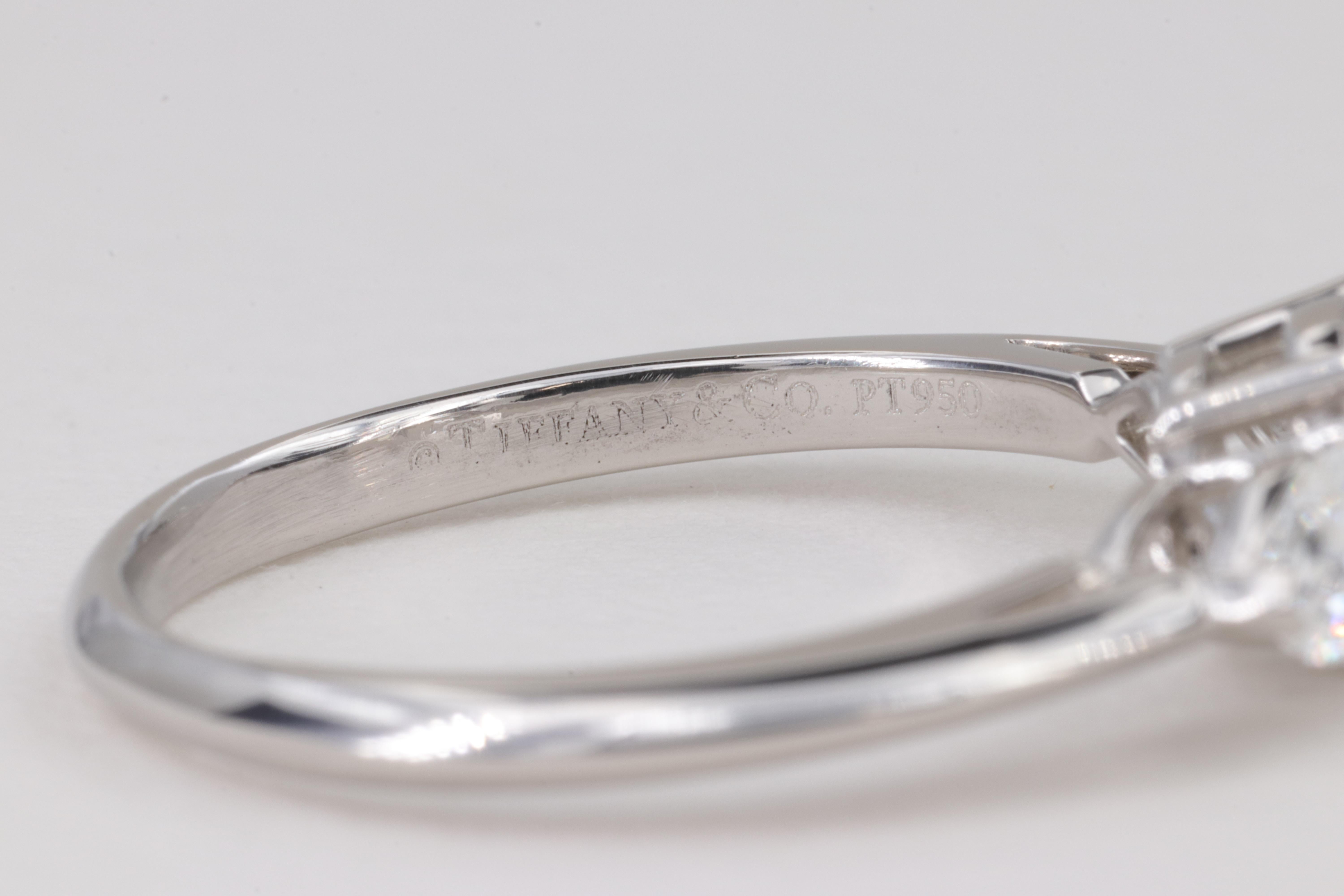 Tiffany & Co. Runder und birnenförmiger Verlobungsring mit 3 Steinen aus Platin 4