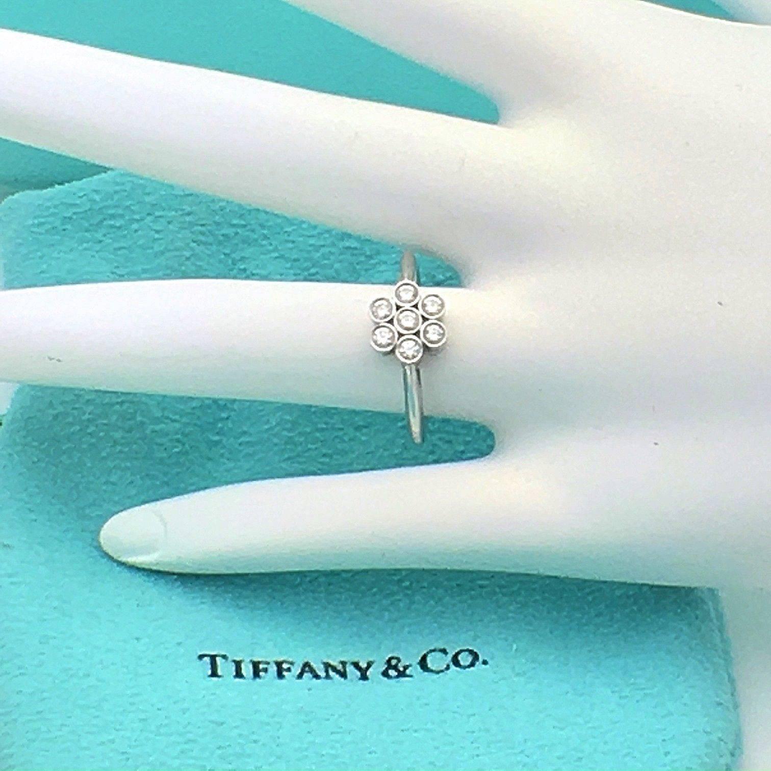 Tiffany & Co. Runder Brillant 0,30 Karat F VVS Diamant-Blumenring aus Platin im Angebot 5