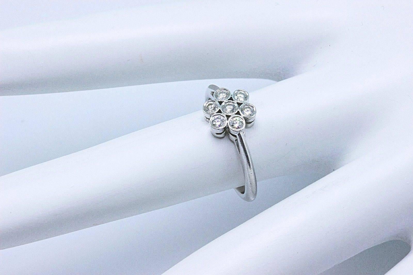 Tiffany & Co. Runder Brillant 0,30 Karat F VVS Diamant-Blumenring aus Platin im Angebot 6