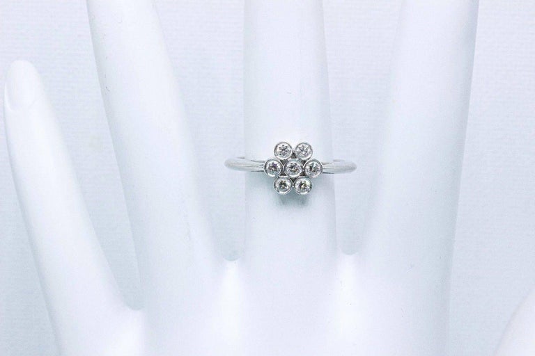 Tiffany and Co. Bague fleur en platine avec diamants ronds brillants de  0,30 carat F VVS En vente sur 1stDibs