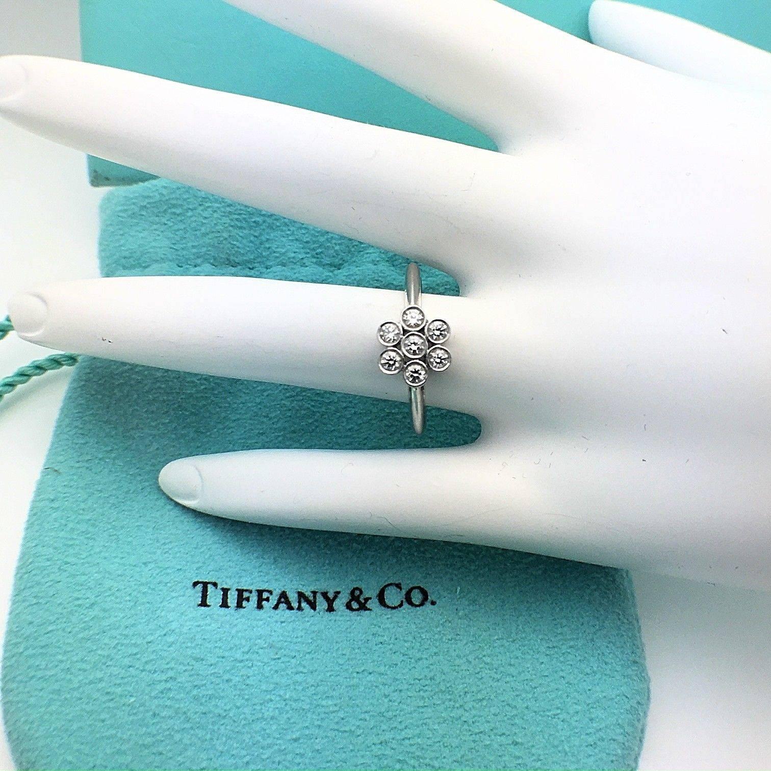 Tiffany & Co. Round Brilliant 0.30 Carat F VVS Diamond Flower Ring in Platinum In Excellent Condition For Sale In San Diego, CA