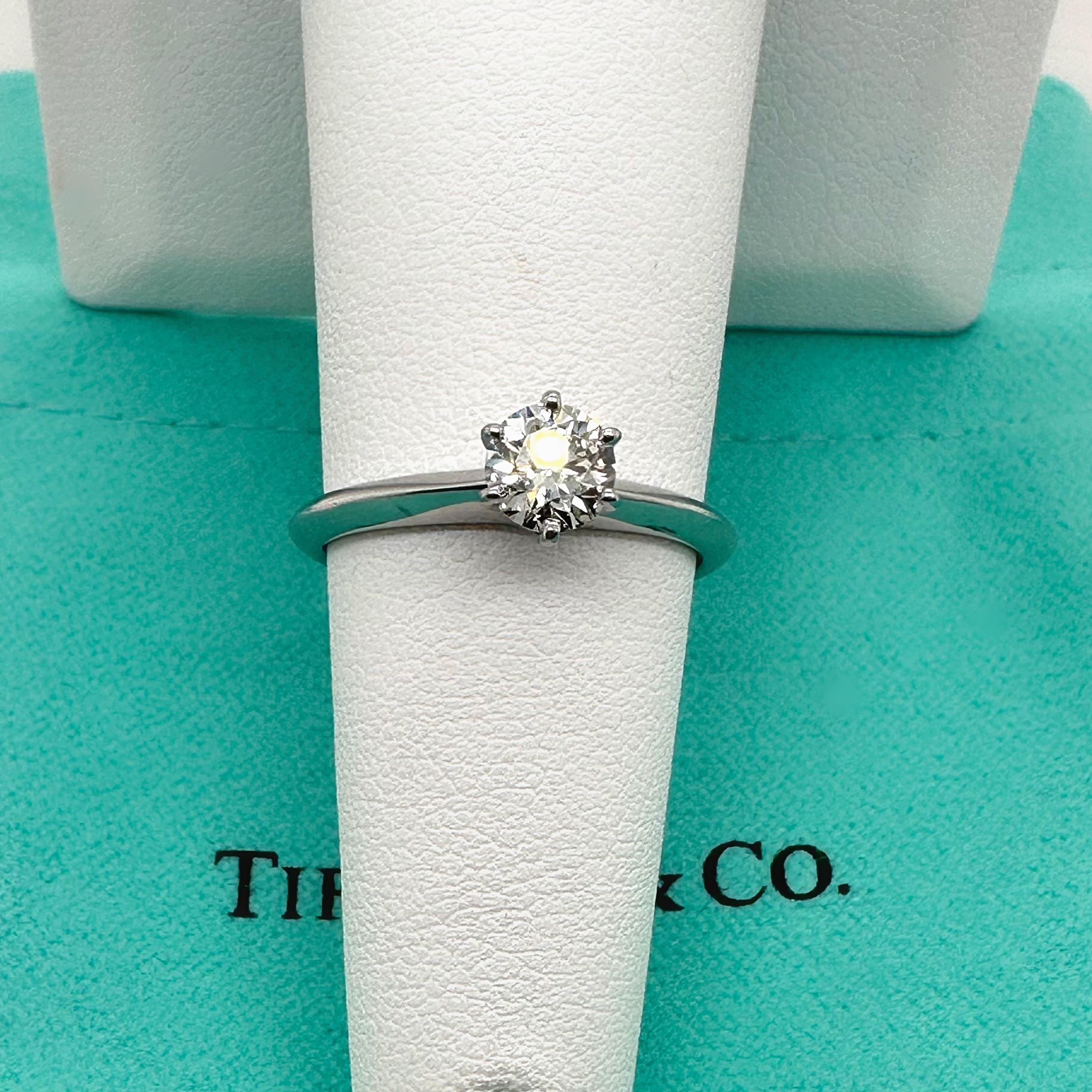 Tiffany & Co. Verlobungsring aus Platin mit rundem Brillant 0,47 Karat I VS1 Diamant im Angebot 5