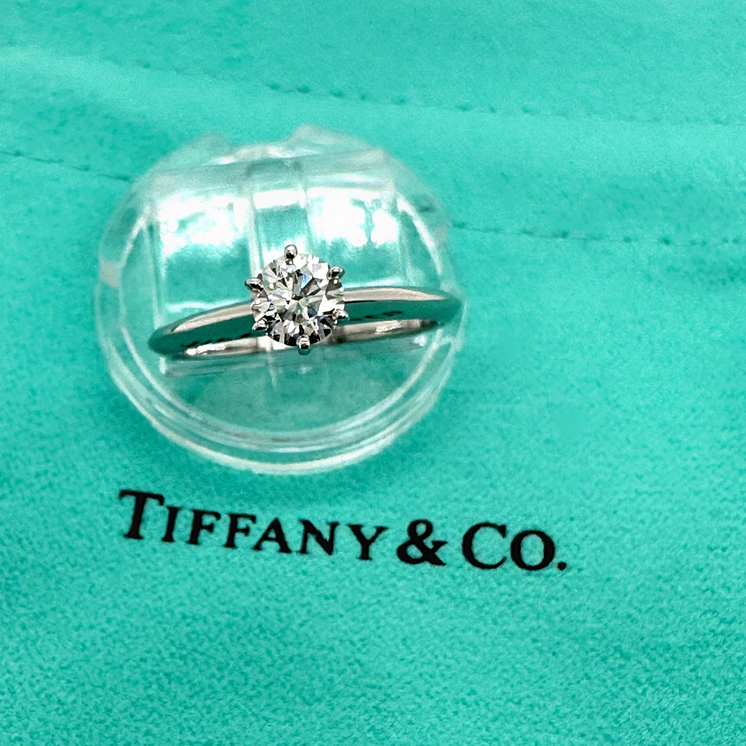 Tiffany & Co. Verlobungsring aus Platin mit rundem Brillant 0,47 Karat I VS1 Diamant im Angebot 7