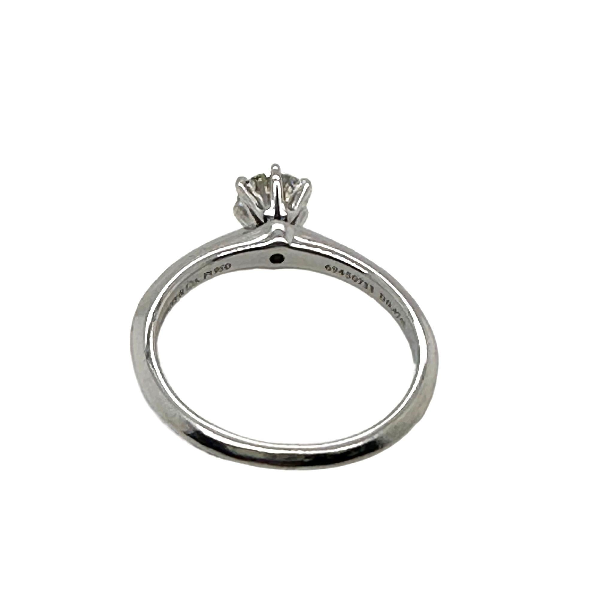 Tiffany & Co. Verlobungsring aus Platin mit rundem Brillant 0,47 Karat I VS1 Diamant im Zustand „Hervorragend“ im Angebot in San Diego, CA