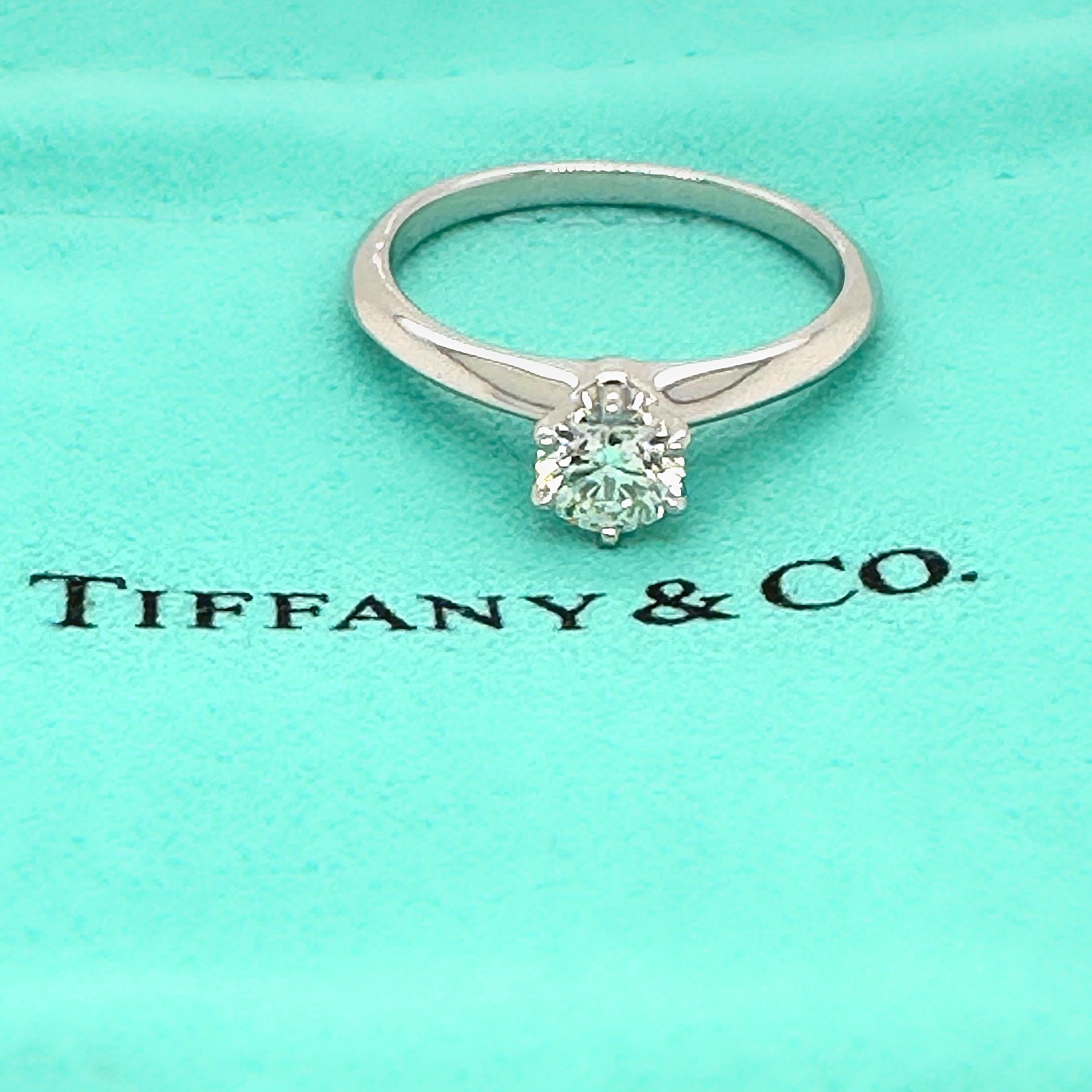Tiffany & Co. Verlobungsring aus Platin mit rundem Brillant 0,47 Karat I VS1 Diamant im Angebot 2