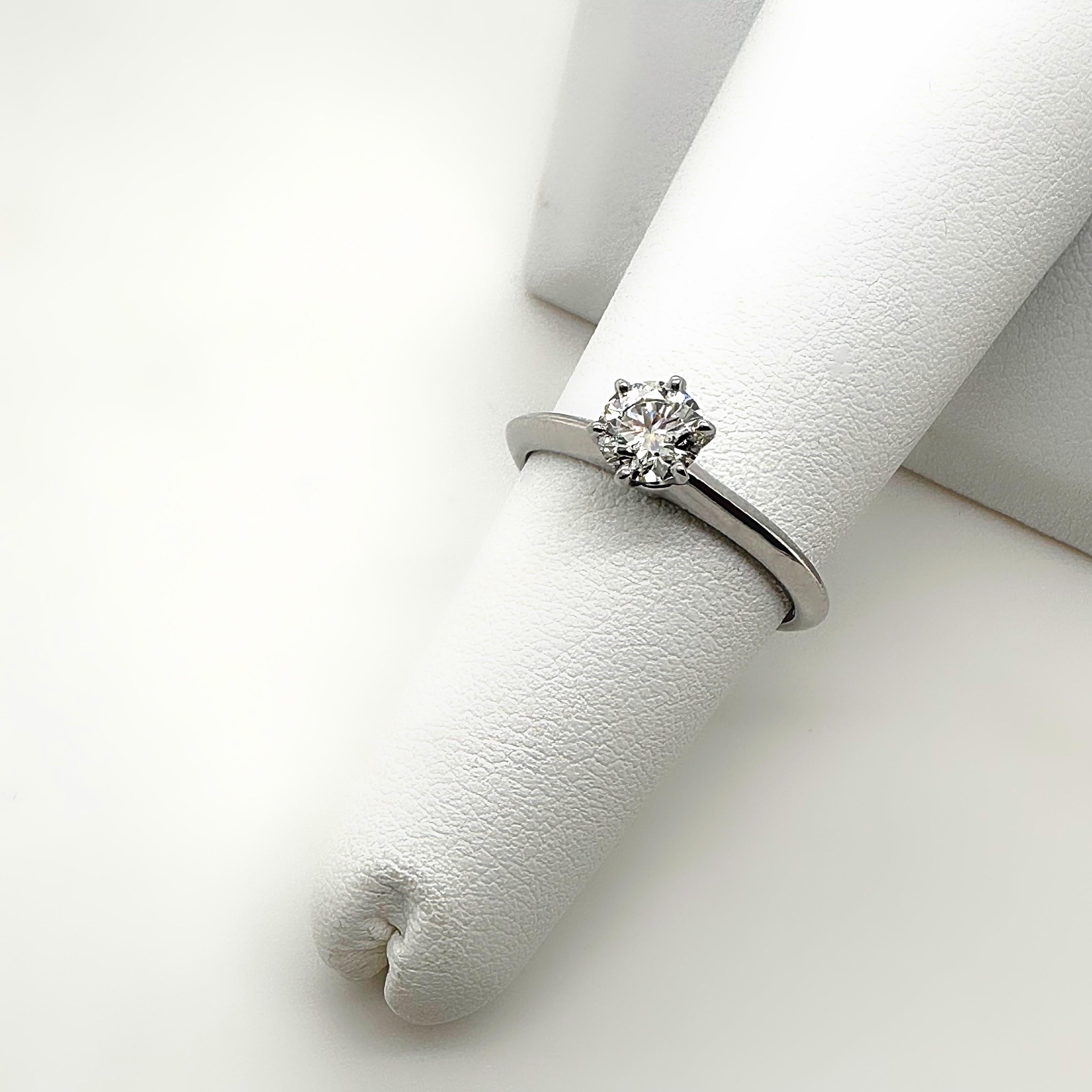 Tiffany & Co. Verlobungsring aus Platin mit rundem Brillant 0,47 Karat I VS1 Diamant im Angebot 3