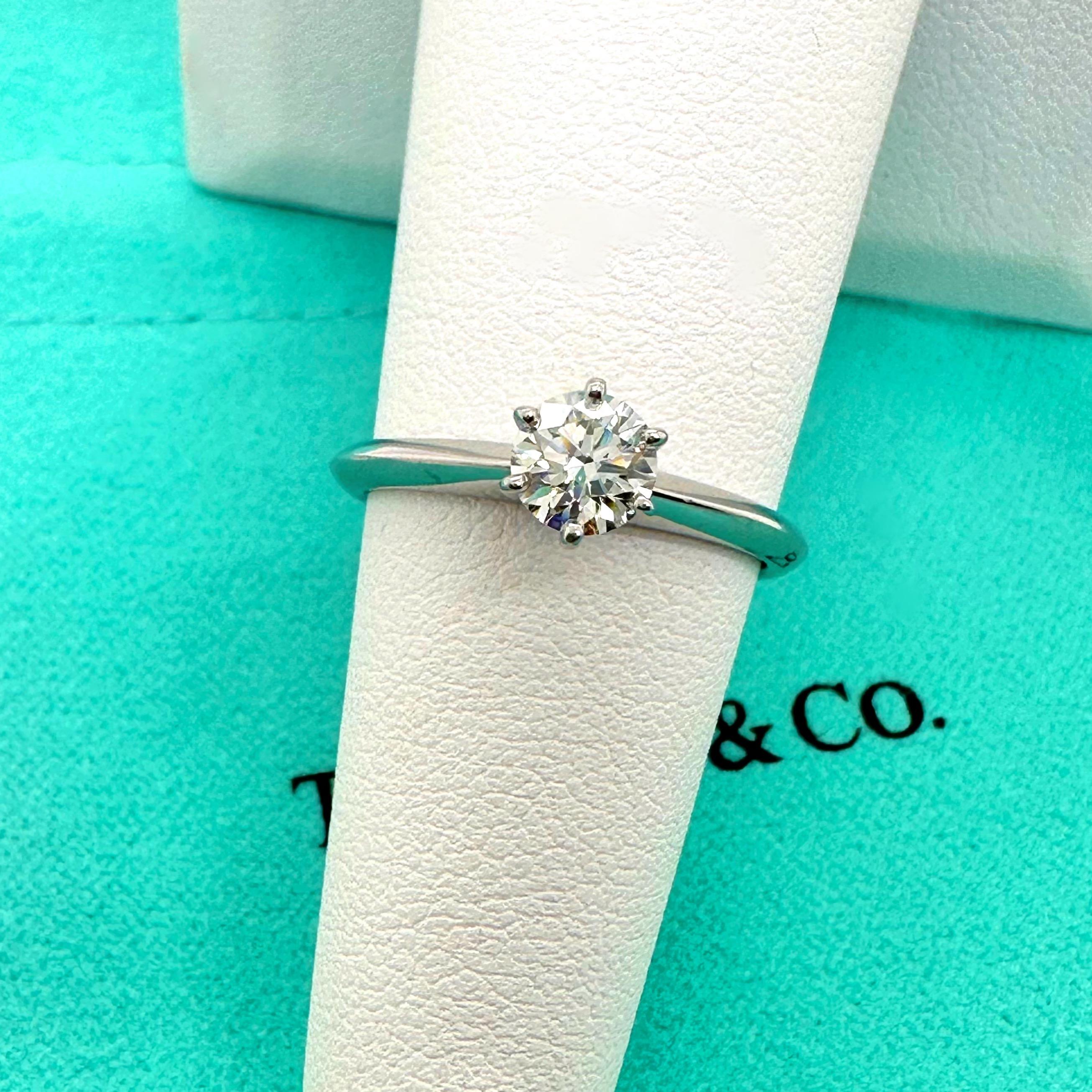 Tiffany & Co. Verlobungsring aus Platin mit rundem Brillant 0,47 Karat I VS1 Diamant im Angebot 4