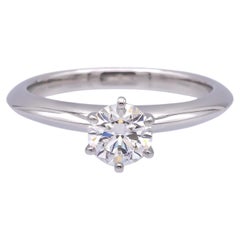 Tiffany & Co. Anillo solitario de diamante brillante redondo de 0,53 ct H VS1 en platino