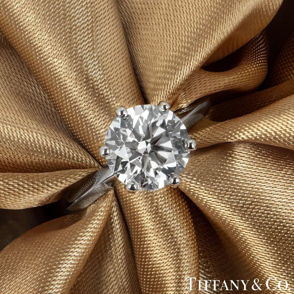 A beautiful platinum diamond ring by Tiffany & Co. from The Setting collection. The ring comprises of a round brilliant cut diamond in a 6 claw setting with a weight of 2.61ct, I colour and VS1 clarity. The diamond scores an excellent rating in all