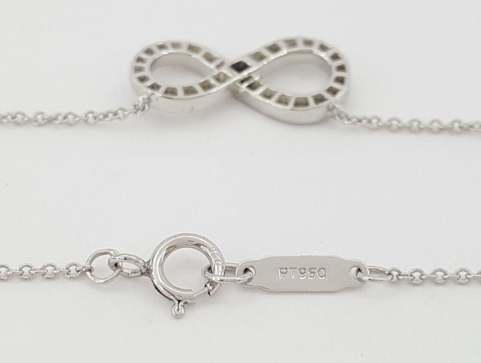 Tiffany & Co. 0,21 ct Gesamtgewicht Runder Brillantschliff Diamant Unendlichkeit Anhänger / Halskette in Platin.
Der Anhänger und die Kette wiegen 3,4 Gramm und messen 16,7 x 7,9 x 1,7 mm. Es gibt 29 natürliche Diamanten im Brillantschliff mit einem