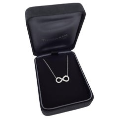 Tiffany & Co. Pendentif Infinity en diamant rond taillé en brillant 