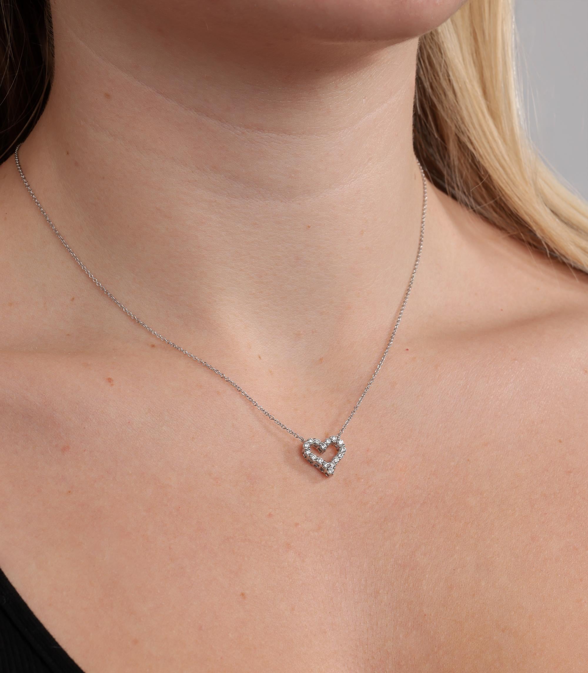 Tiffany & Co. Mini-pendentif Tiffany Hearts en platine avec diamant rond taillé en brillant

Détails du produit
Xupes Ref : J1557
Marque : Tiffany & Co.
Modèle : Mini-pendentif Tiffany Hearts
Type : Collier
PRIX DE VENTE CONSEILLÉ : 3