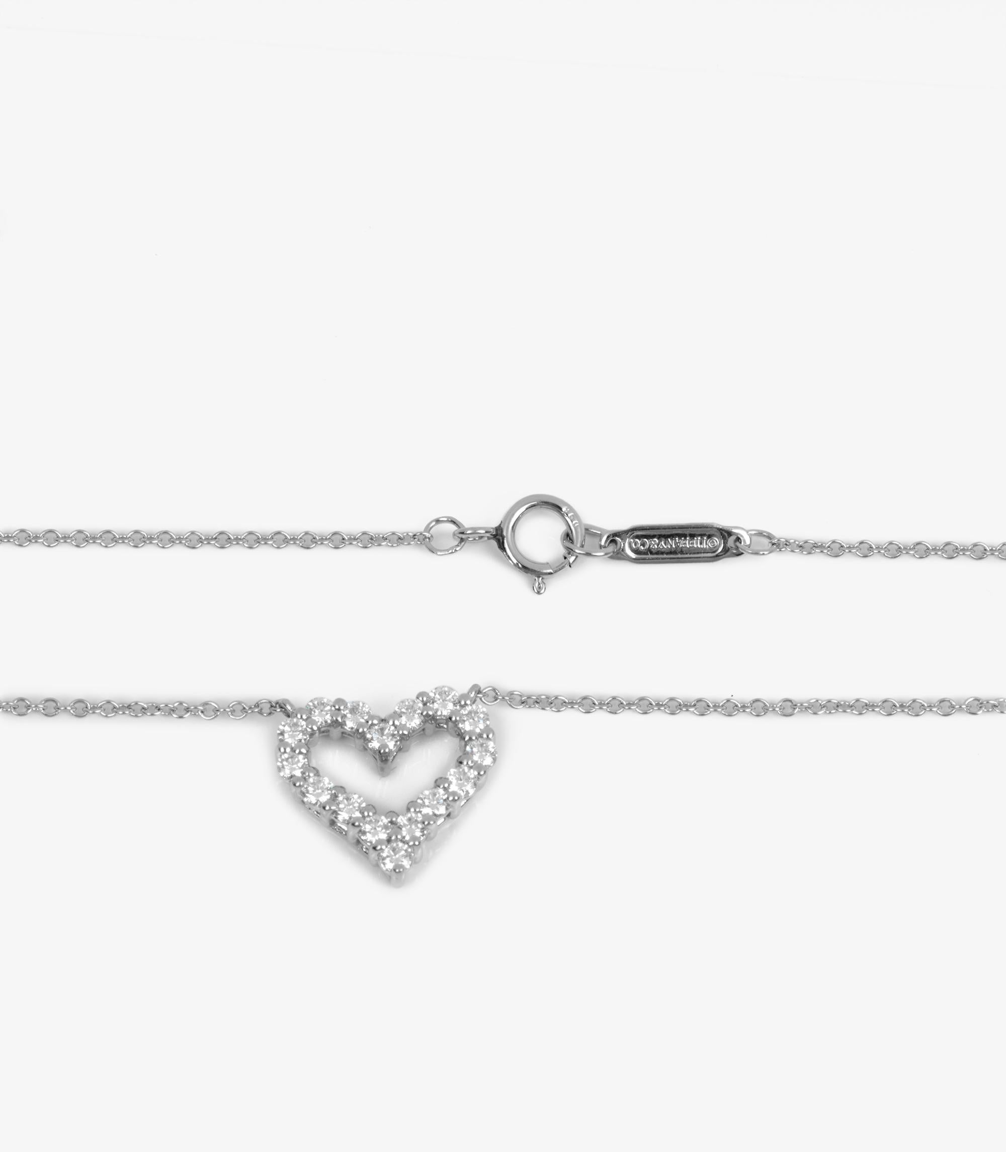 Taglio rotondo Tiffany & Co. Mini ciondolo con diamante rotondo taglio Brilliante in platino Tiffany Hearts in vendita