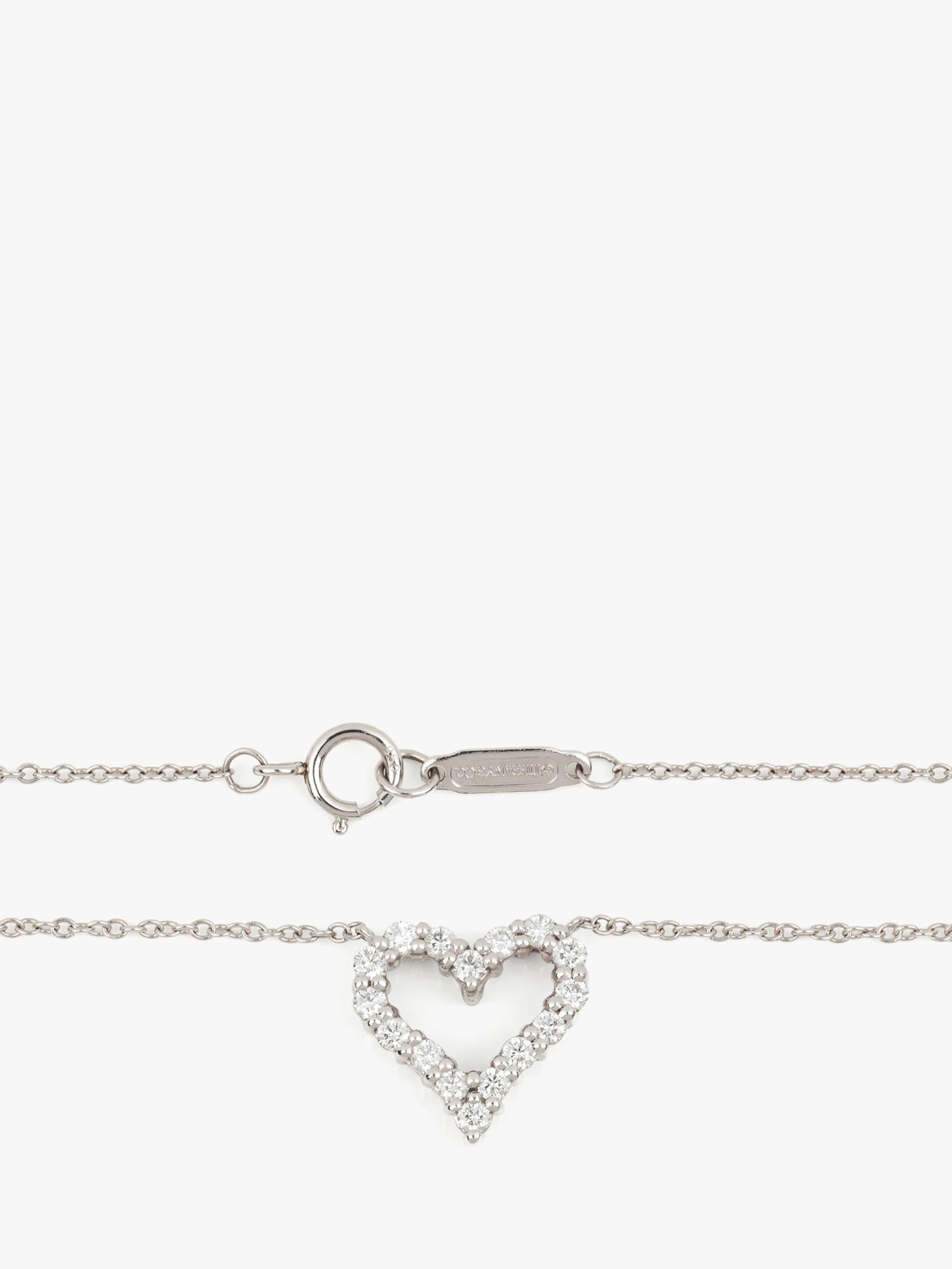 Taglio brillante Tiffany & Co. Mini ciondolo con diamante rotondo taglio Brilliante in platino Tiffany Hearts in vendita