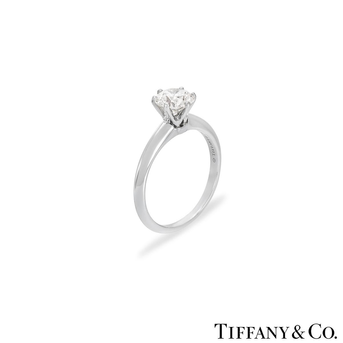 Une magnifique bague en platine sertie de diamants de Tiffany & Co. de la collection The Setting. La bague comprend un diamant rond de taille brillant dans une monture à 6 griffes d'un poids de 1,14ct, de couleur H et de pureté VVS1. La bague